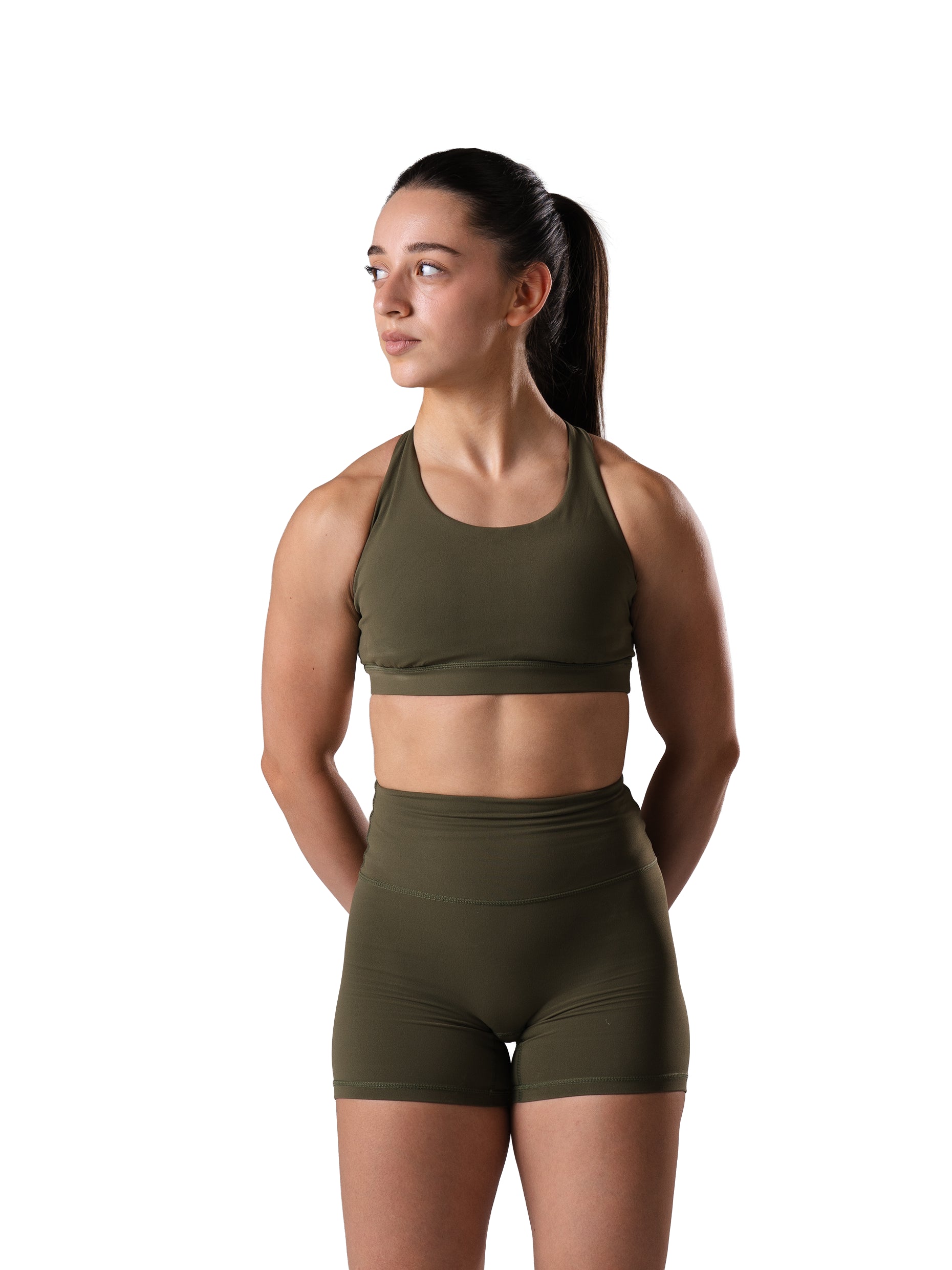 Frau im Atletica Power Form Sports Bra in Olive Night mit passenden Shorts, Sport-BH fürs Training, Frontansicht