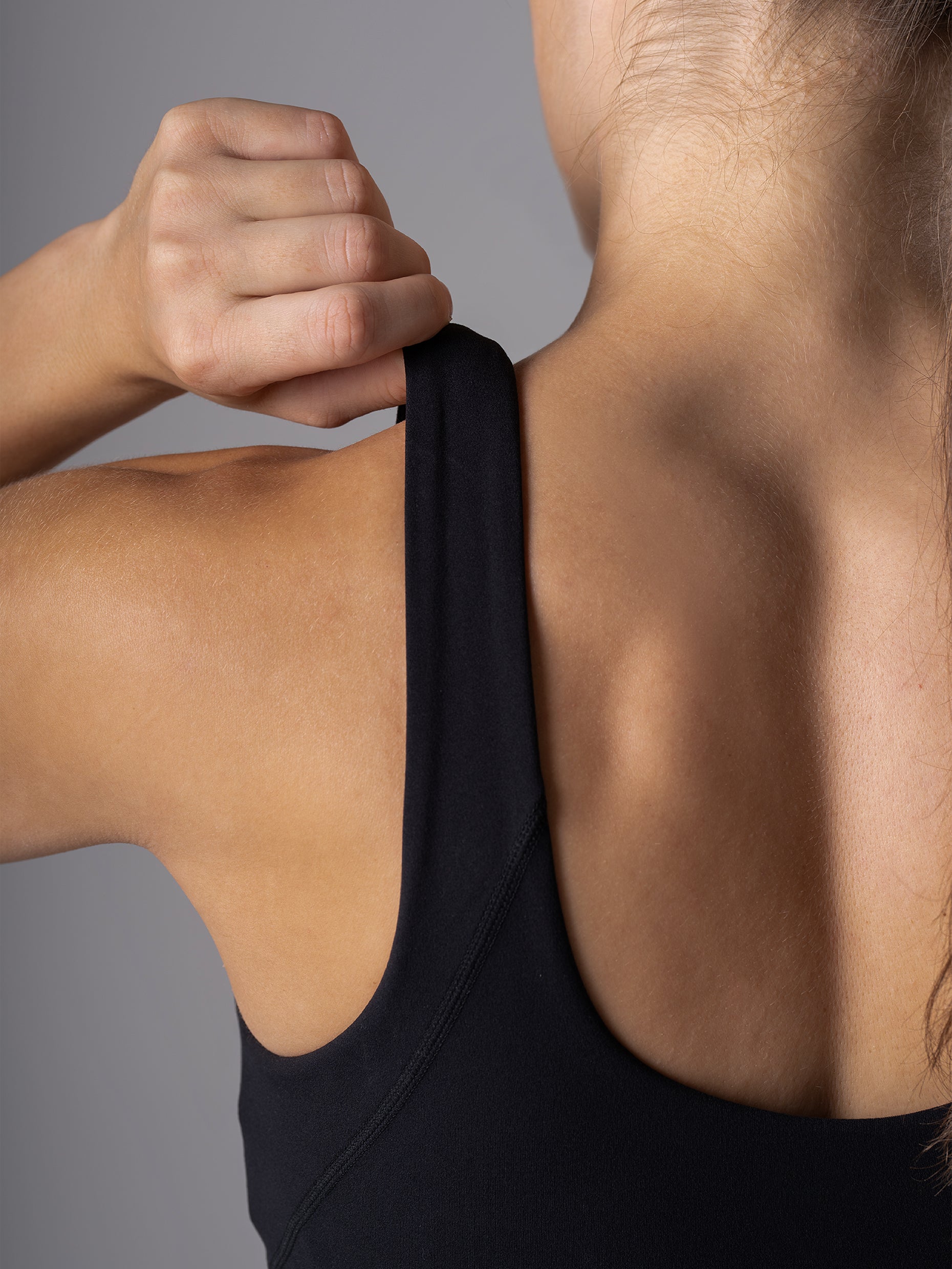 Detailansicht des U-Ausschnitts am Rücken des schwarzen Power Form Tank Top Bra von Atletica