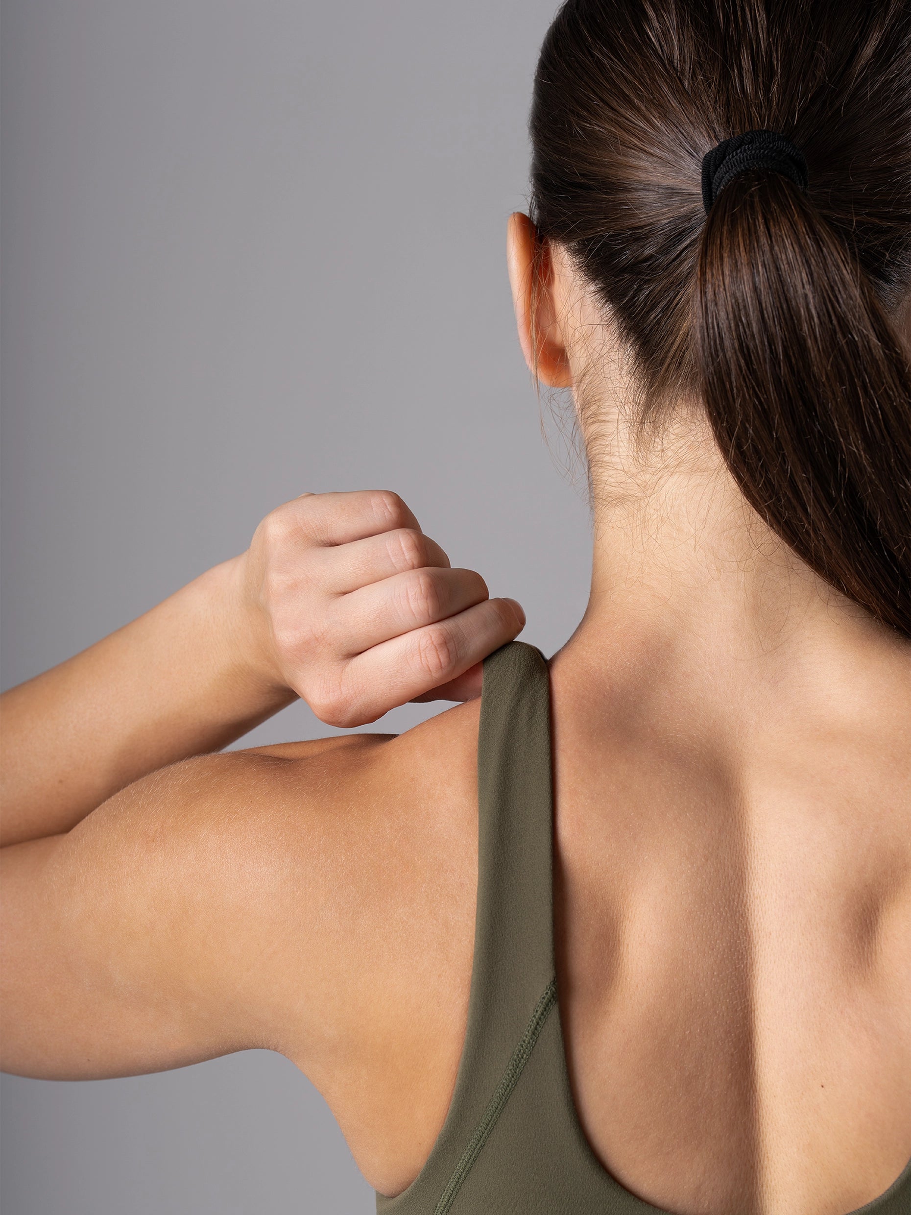 Detailansicht des U-Ausschnitts am Rücken des Power Form Tank Top Bra in Olive Night von Atletica