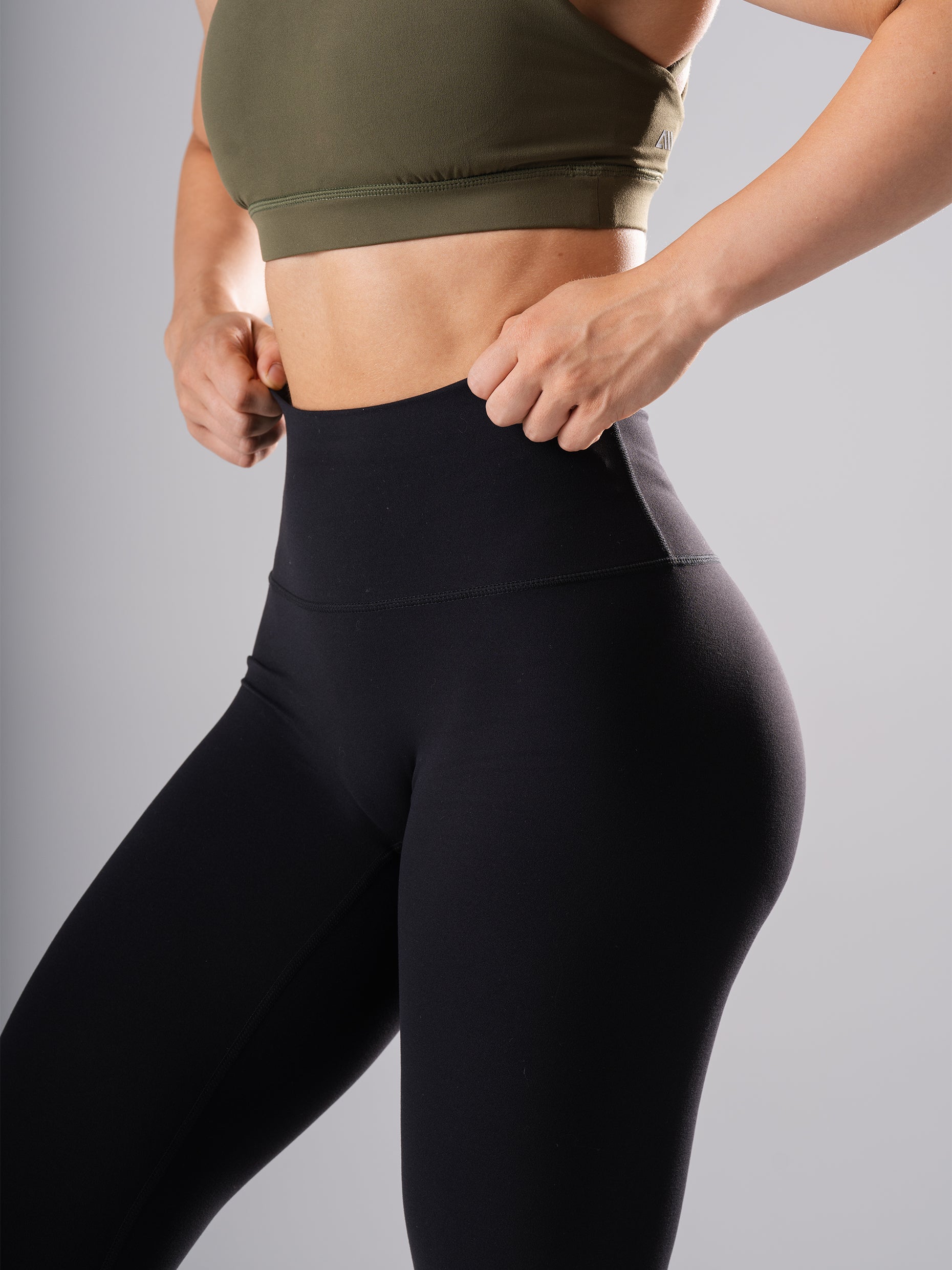 Detailansicht des High-Waist-Bunds der schwarzen Power Form Tights von Atletica