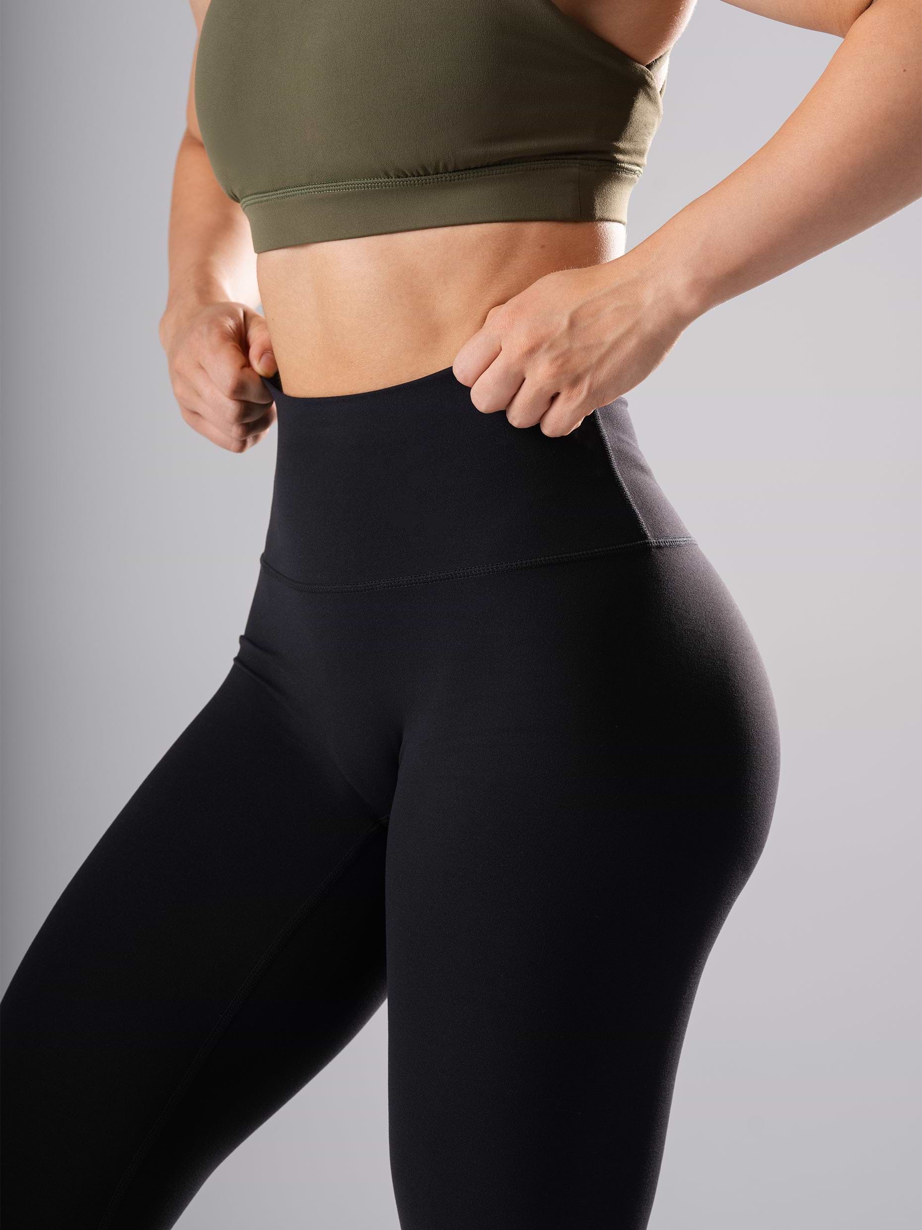 Detailansicht des High-Waist-Bunds der schwarzen Power Form Tights von Atletica