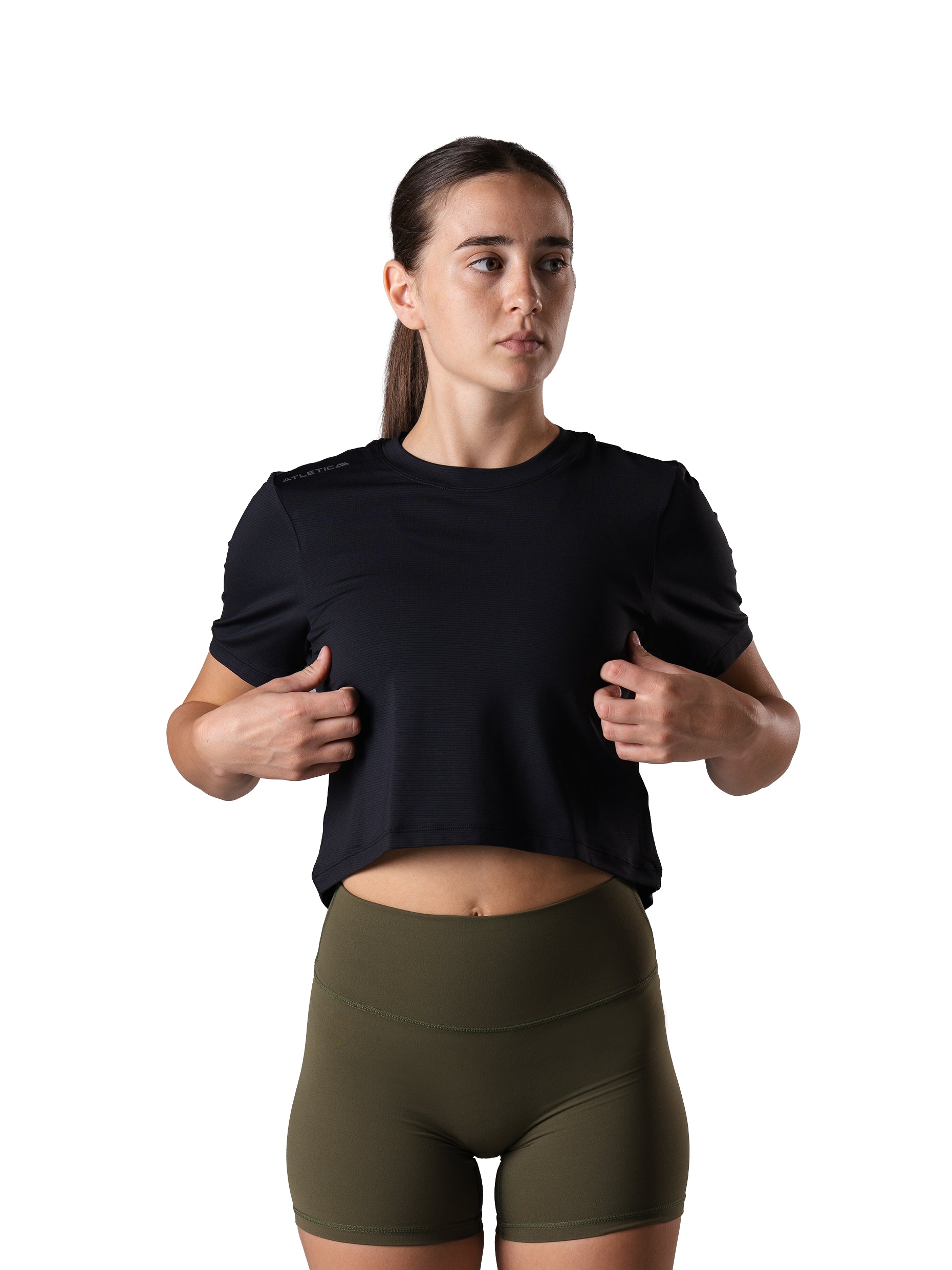 Frau im Power Lift Cropped T-Shirt in Schwarz von Atletica, Crop-Top fürs Krafttraining, Frontansicht