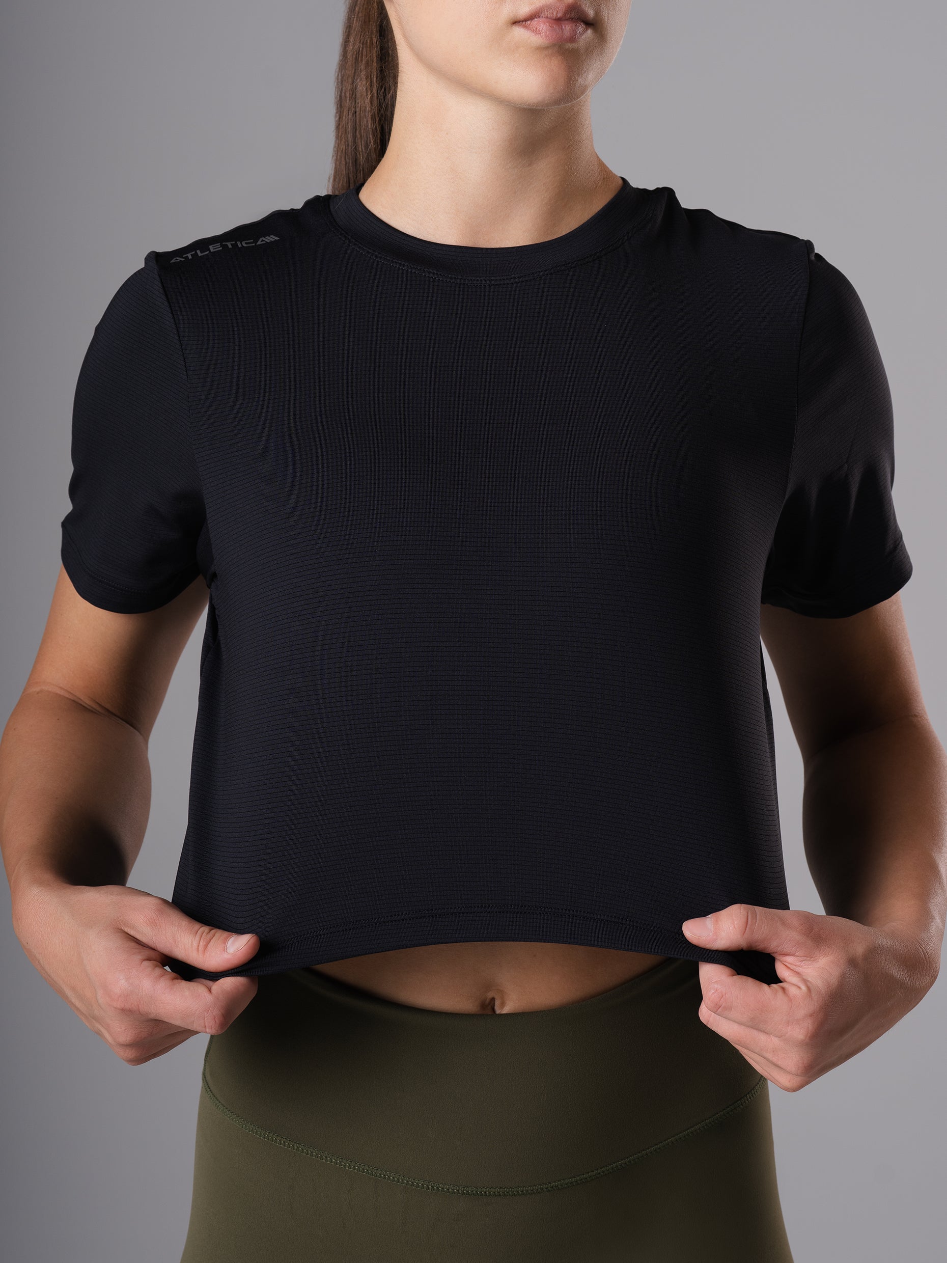 Detailansicht der kurzen Schnittform am schwarzen Power Lift Cropped T-Shirt von Atletica