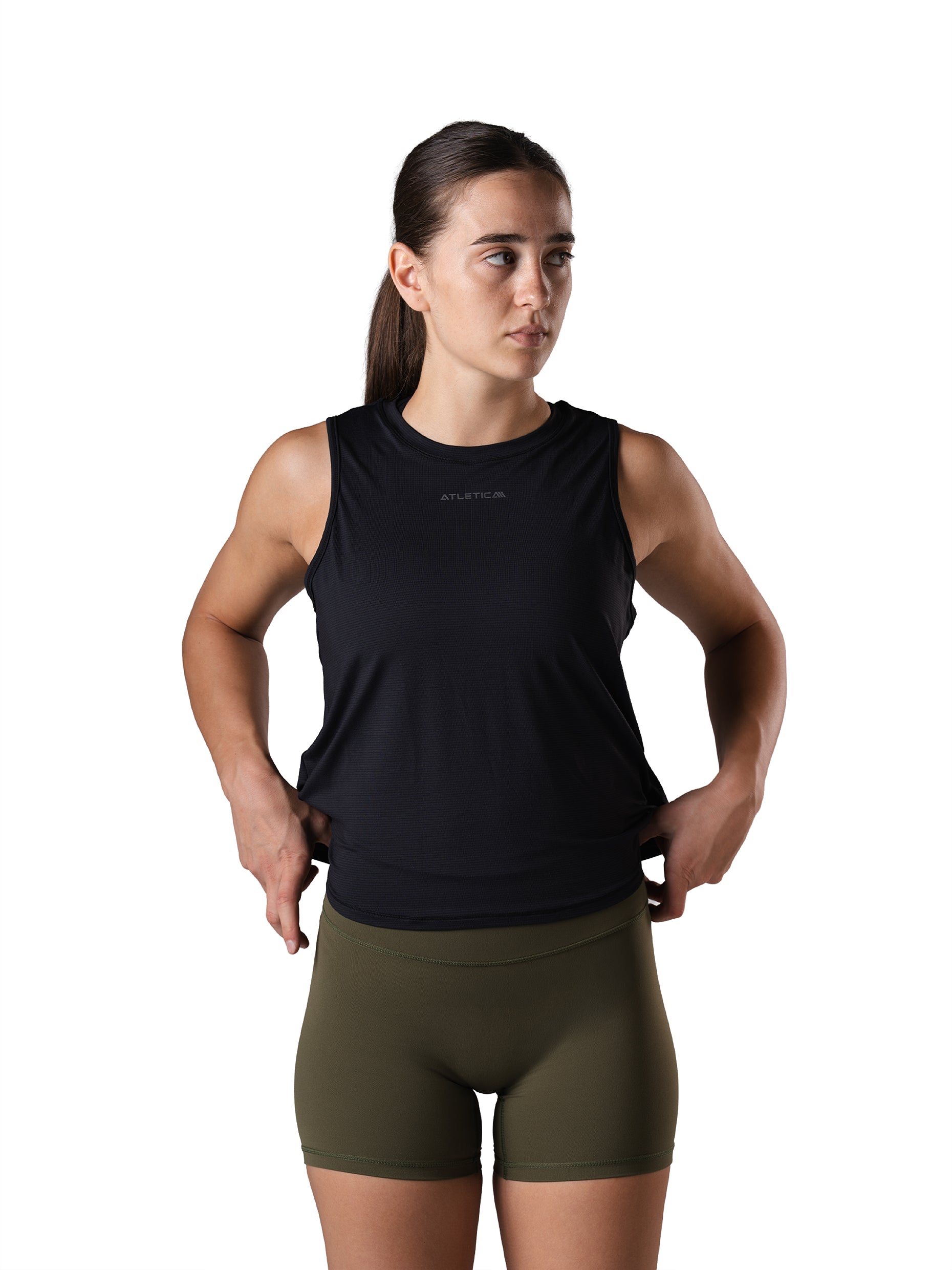 Frau im Power Lift Tank Top in Schwarz von Atletica, Tanktop fürs Krafttraining, Frontansicht