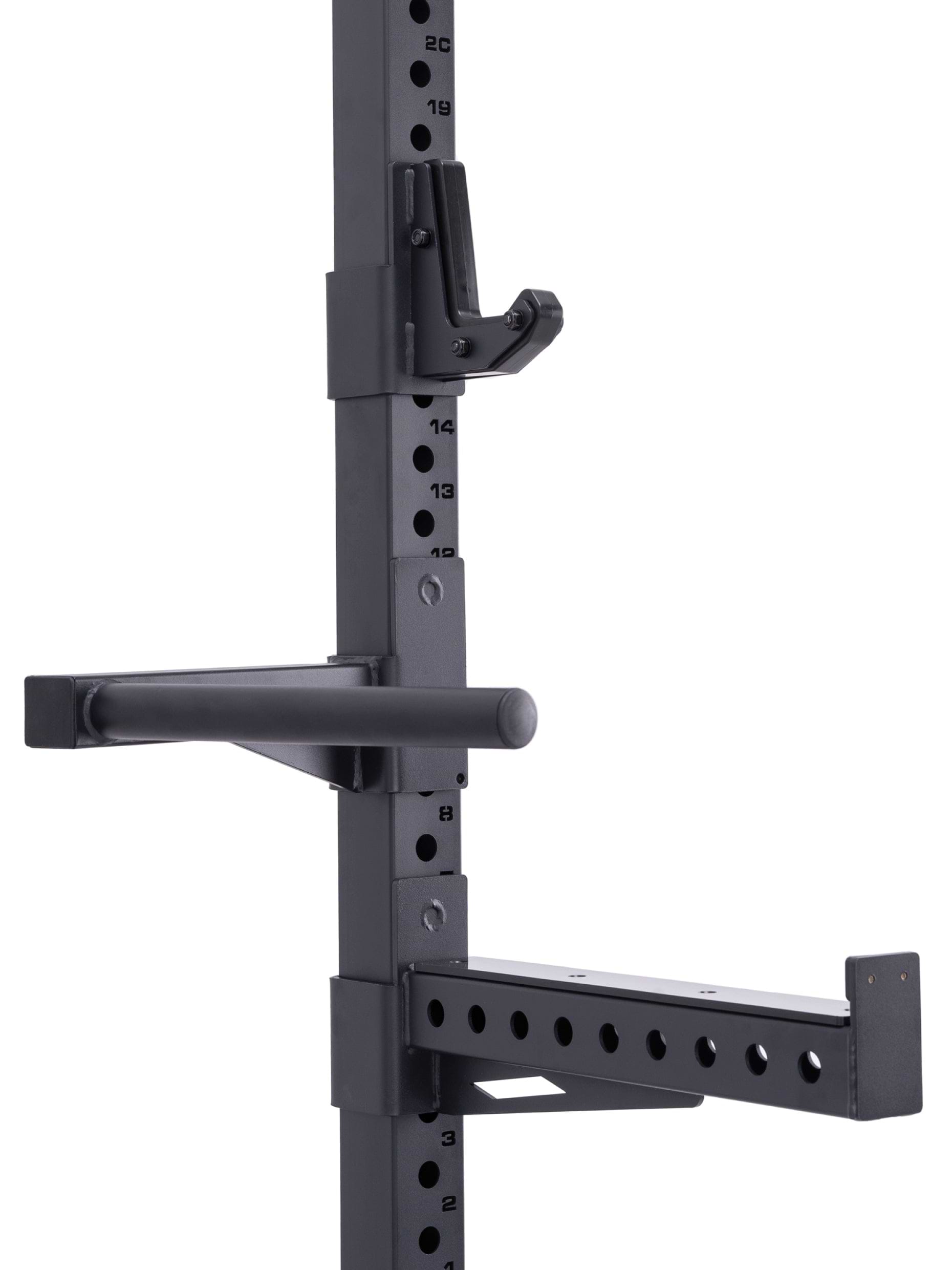 Power Rack Half Rack R7: J-Hooks und die integrierte Deadlift Station bieten ein komplettes Kraftpaket. 70 mm Vierkantrohr für höchste Robustheit.