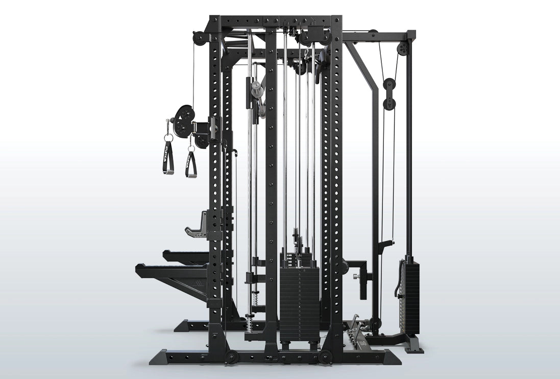 R7 Fighter Power Rack mit vollständig integrierter Latzug- und Rudereinheit in Seitenansicht