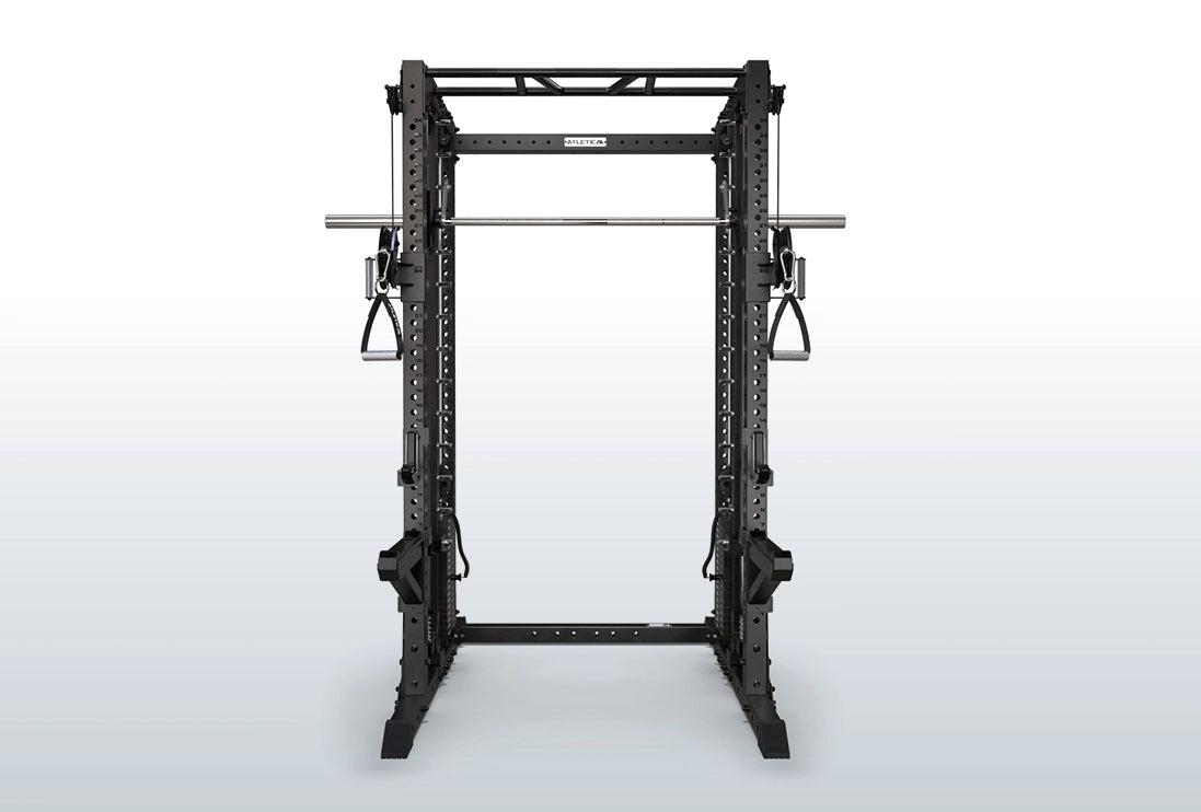 Atletica R7 Fighter Base Power Rack mit offener Front für maximale Bewegungsfreiheit und Kabelzügen