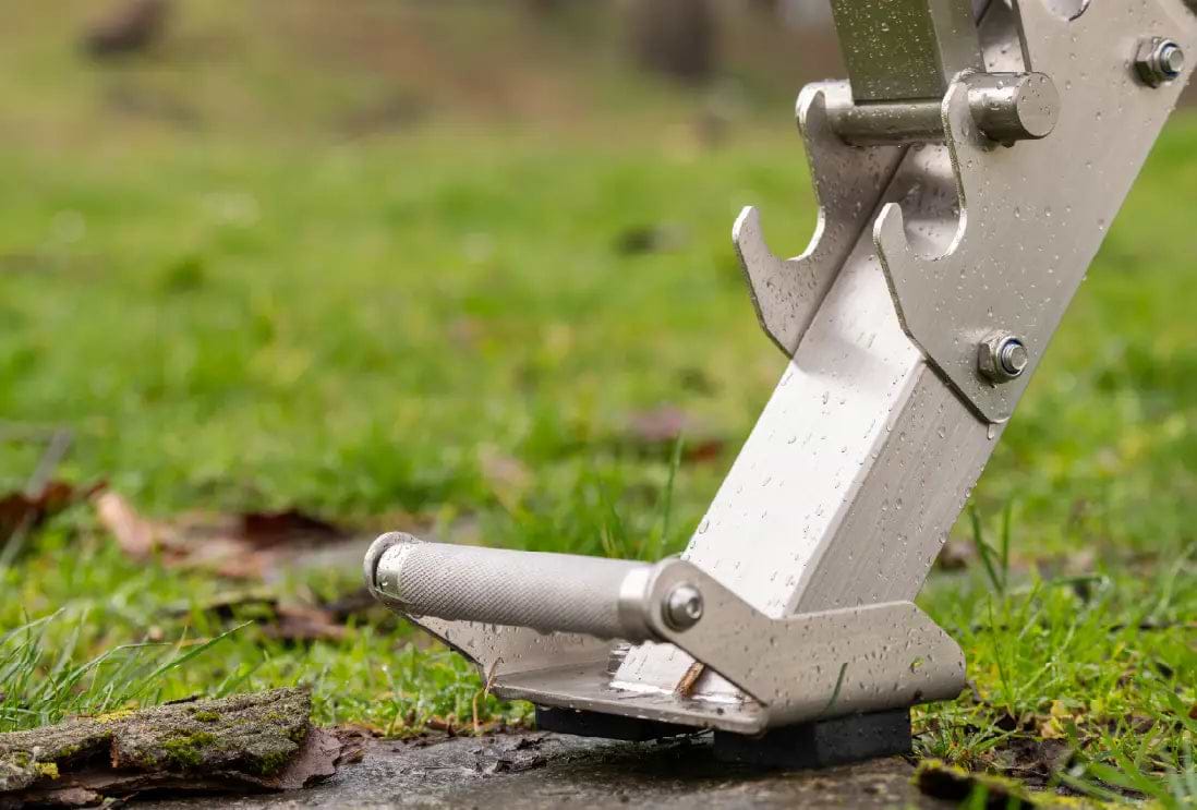 Onyx Outdoor Hantelbank - Detailaufnahme des Metallrahmens mit Verstellmechanismus und Standfuß auf Rasen im Außenbereich