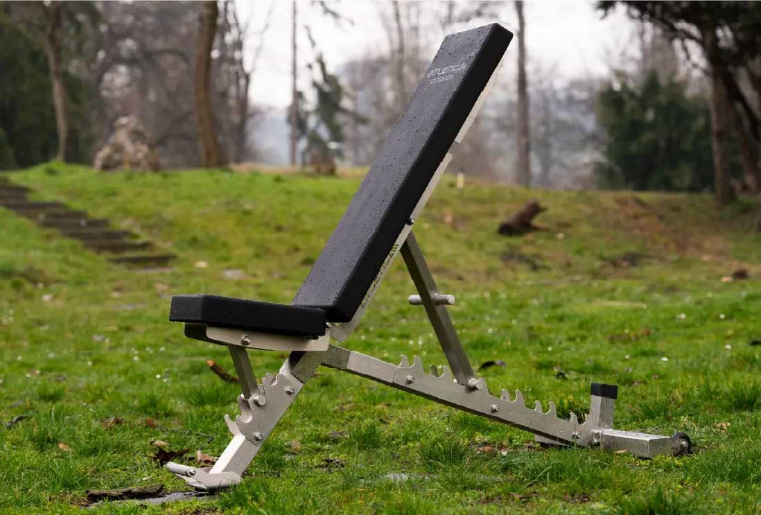 Atletica Onyx Outdoor Hantelbank - verstellbare Hantelbank aus Metall mit geneigter Rückenlehne im Außenbereich auf Rasenfläche