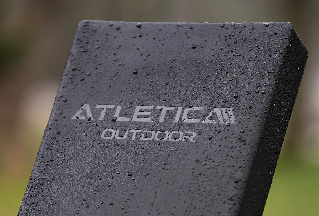 Onyx Outdoor Hantelbank - Detailaufnahme des Polsters mit Atletica Outdoor Logo und Wassertropfen auf der Oberfläche