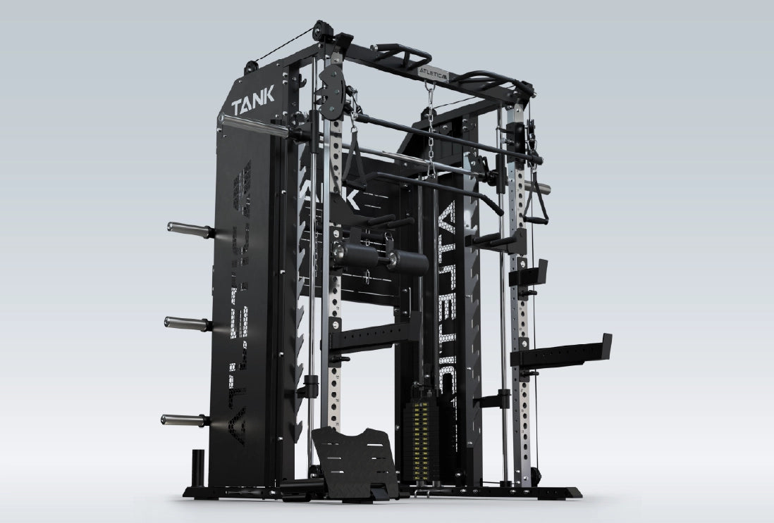 Kraftstation Tank von Atletica: Multipresse, Kabelzug mit Gewichtsblöcken, Storage System