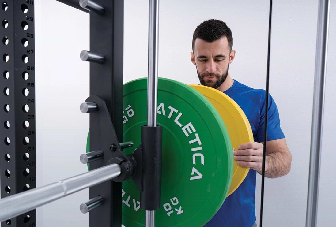 R8 Power Rack Konfigurator mit individuell anpassbarem Scheibenhalter-System am Rack
