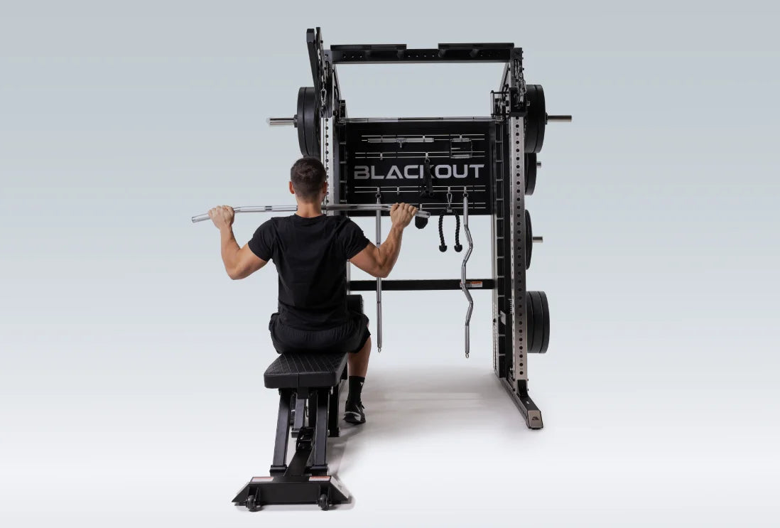 Lat Pulldowns an der Latzug-Station der Blackout Kraftstation