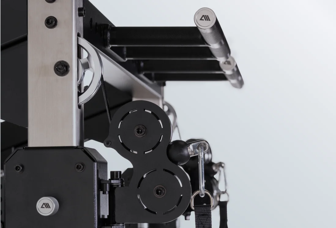 Blackout Kraftstation: Massive Chrom-Führungsstangen und Aluminium-Pulley-System