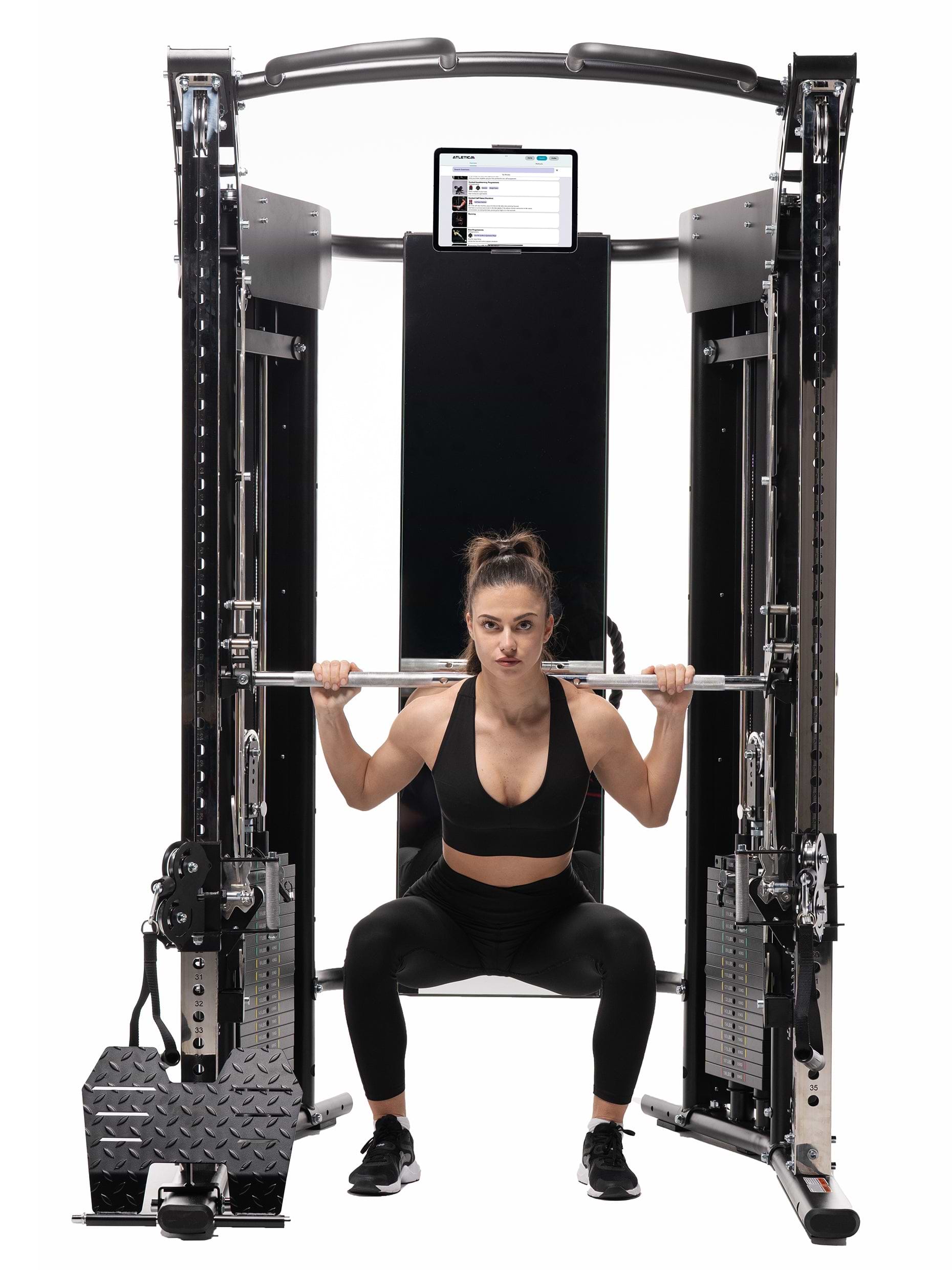 Quantum Pro Kraftstation für den Studio Einsatz von Atletica: Back Squat an der Multipresse