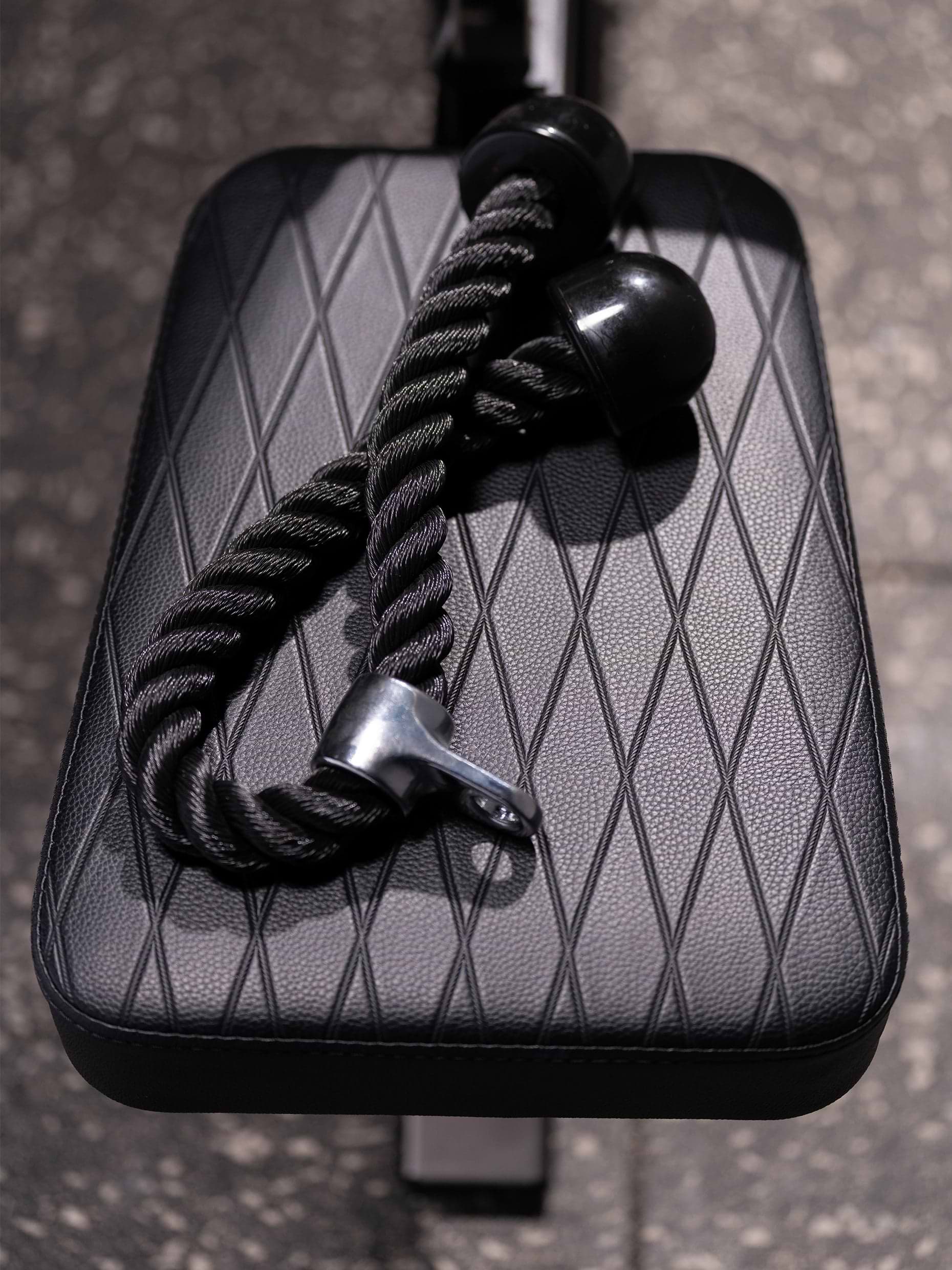 Stinger Kabelzugturm mit Latzugsitz und Trizepsseil