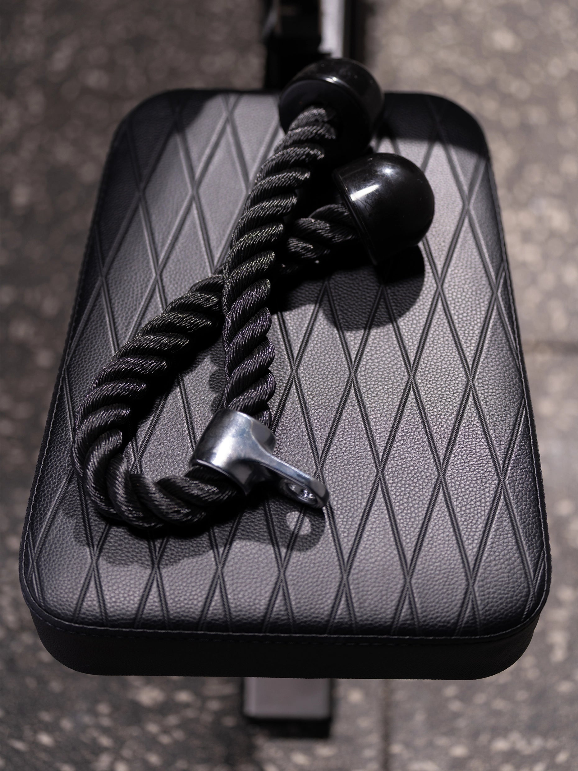 Stinger Kabelzugturm mit Latzugsitz und Trizepsseil