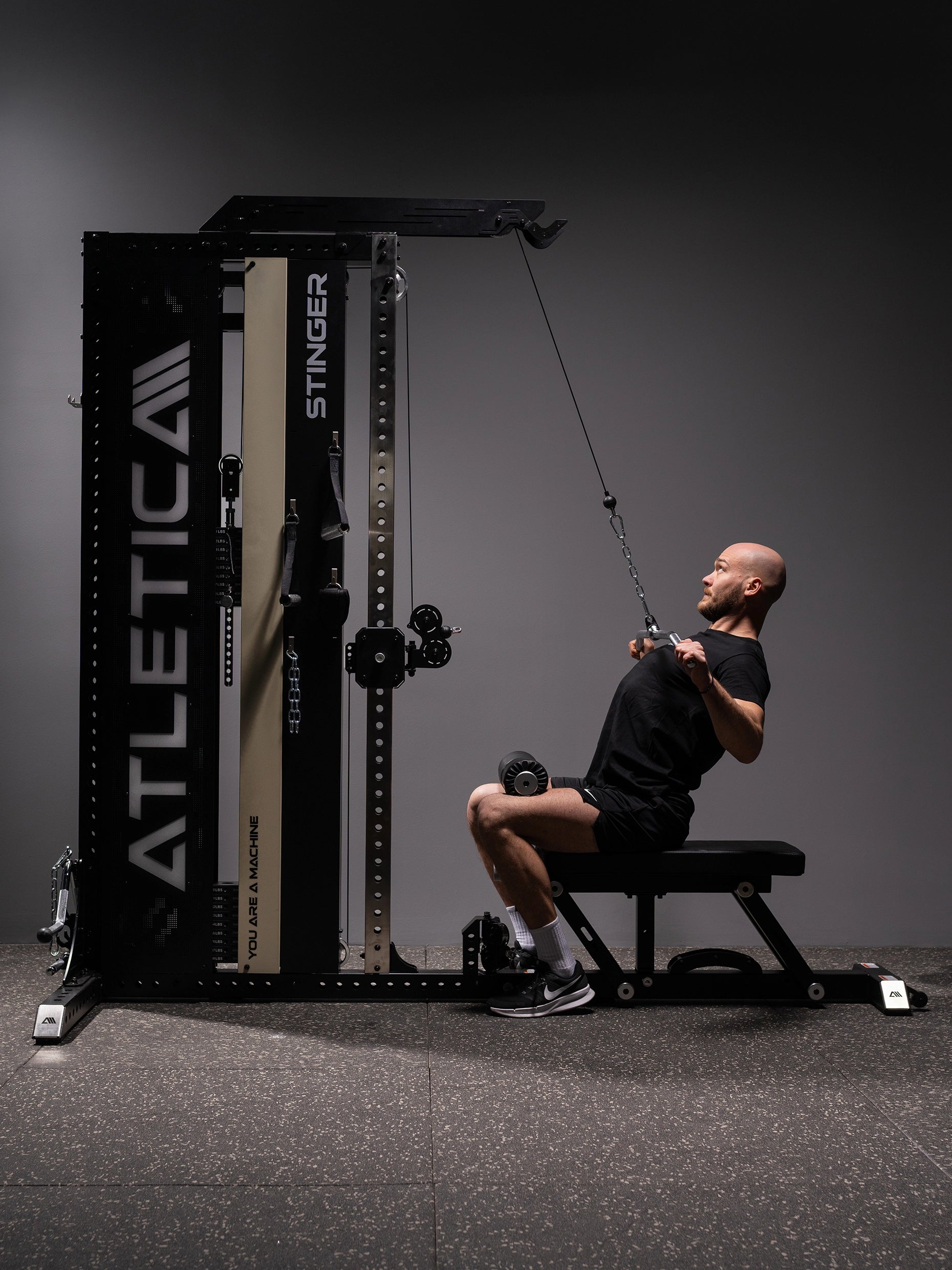 Latziehen am Stinger Functional Trainer von Atletica