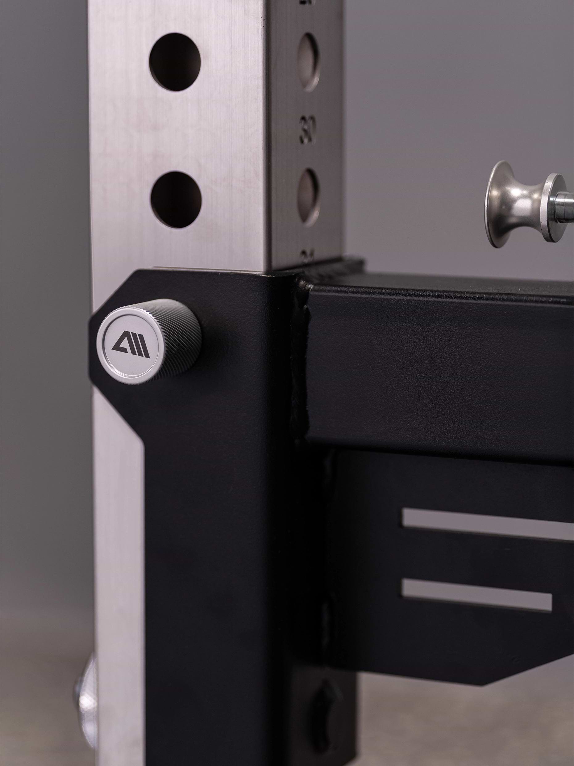 Atletica Stinger: Optional erweiterbar zur Belt Squat- und Dip-Station; Pulleys individuell anpassbar für jeden Athleten