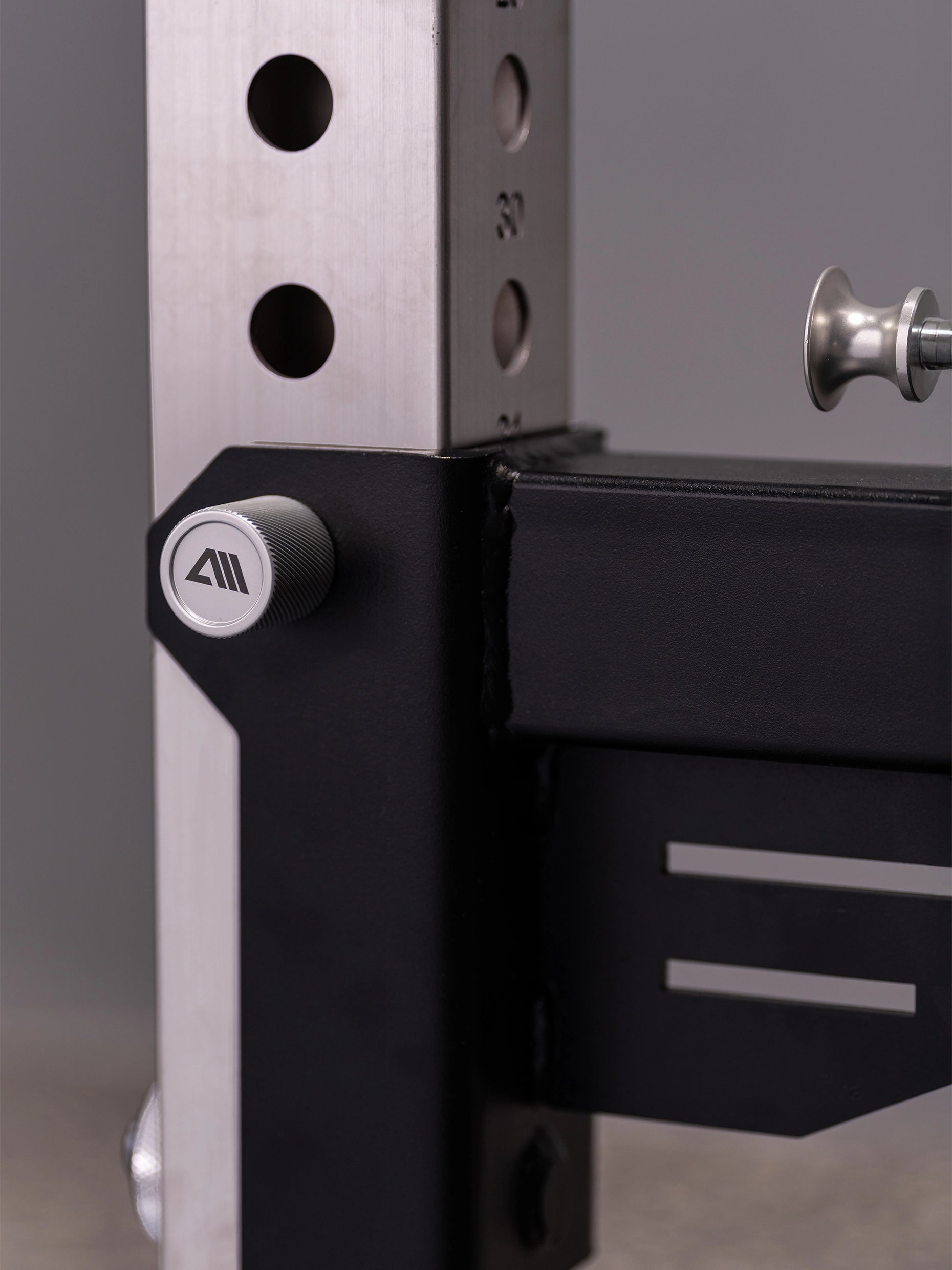 Atletica Stinger: Optional erweiterbar zur Belt Squat- und Dip-Station; Pulleys individuell anpassbar für jeden Athleten