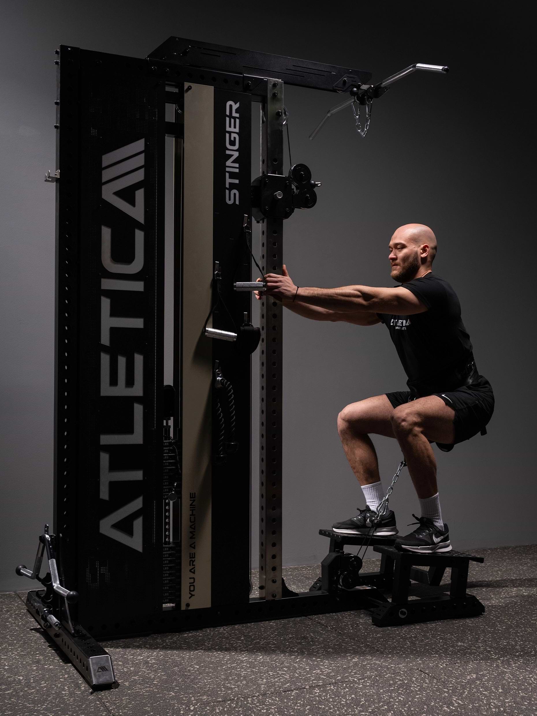 Kabelzugturm Stinger mit Belt-Squat-Station mit massiver Fußplatte und Gürtel