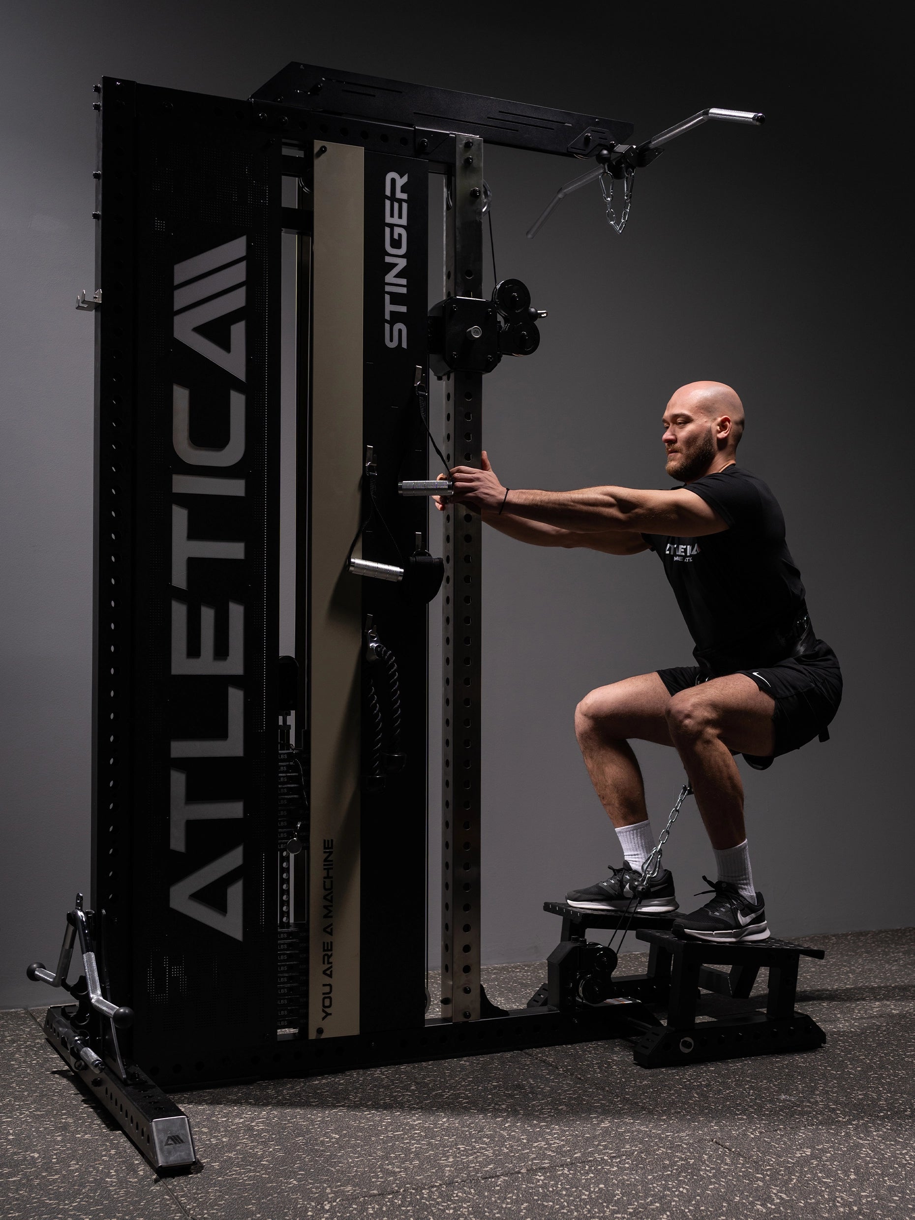 Kabelzugturm Stinger mit Belt-Squat-Station mit massiver Fußplatte und Gürtel