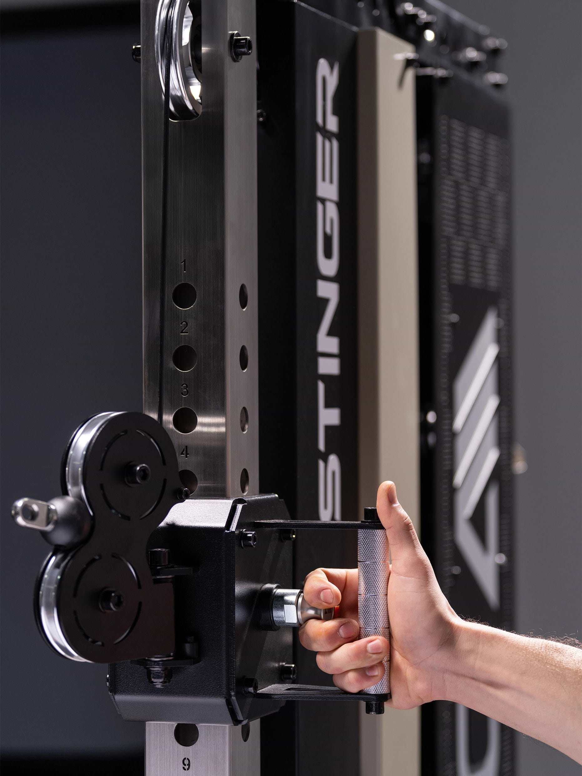 Stinger Kabelzugturm: Höhenverstellbarer Kabelzug mit 2:1 Übersetzungsverhältnis für feine 2,5 kg Gewichtsschritte und funktionelles Training