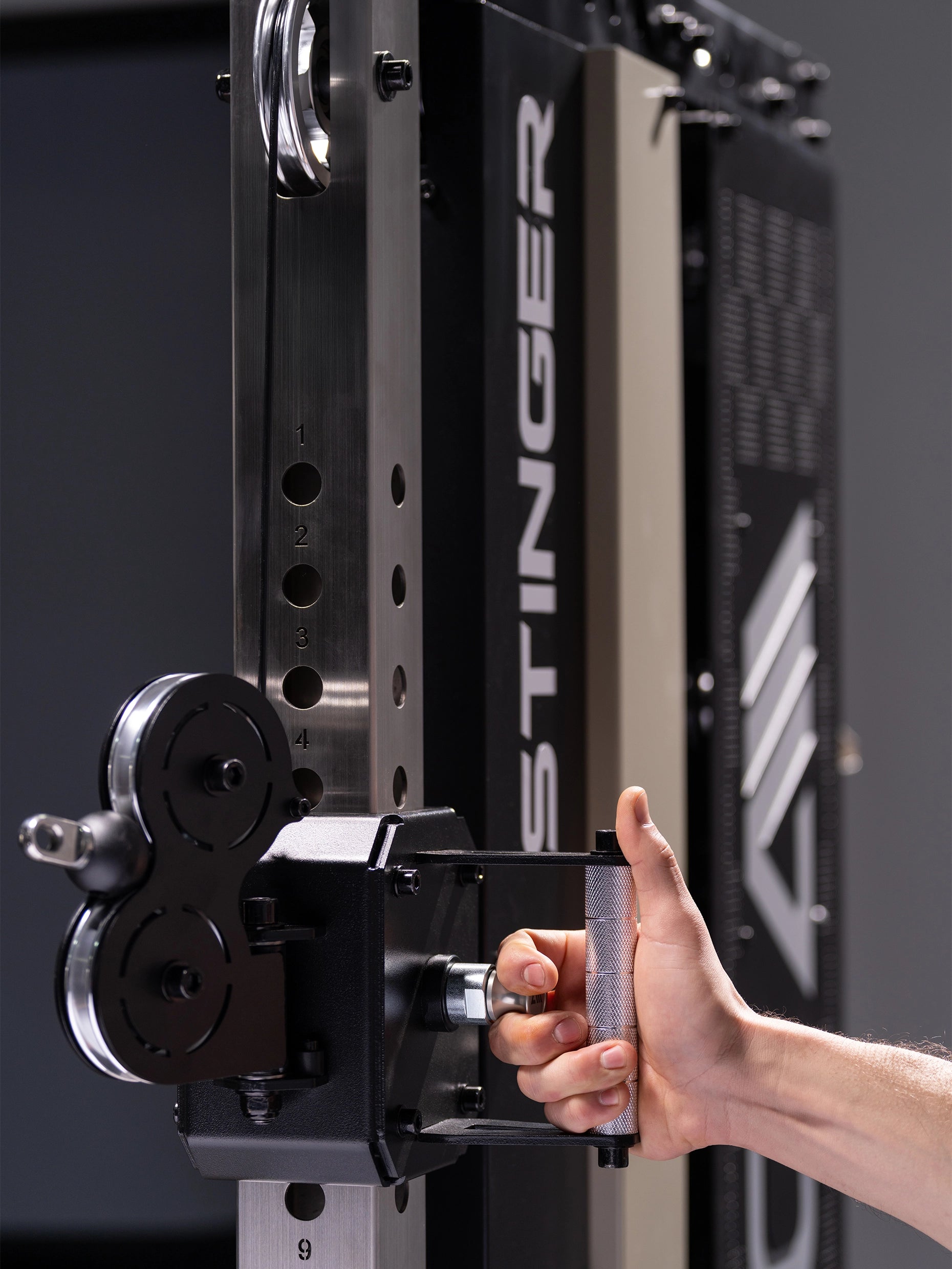 Stinger Kabelzugturm: Höhenverstellbarer Kabelzug mit 2:1 Übersetzungsverhältnis für feine 2,5 kg Gewichtsschritte und funktionelles Training