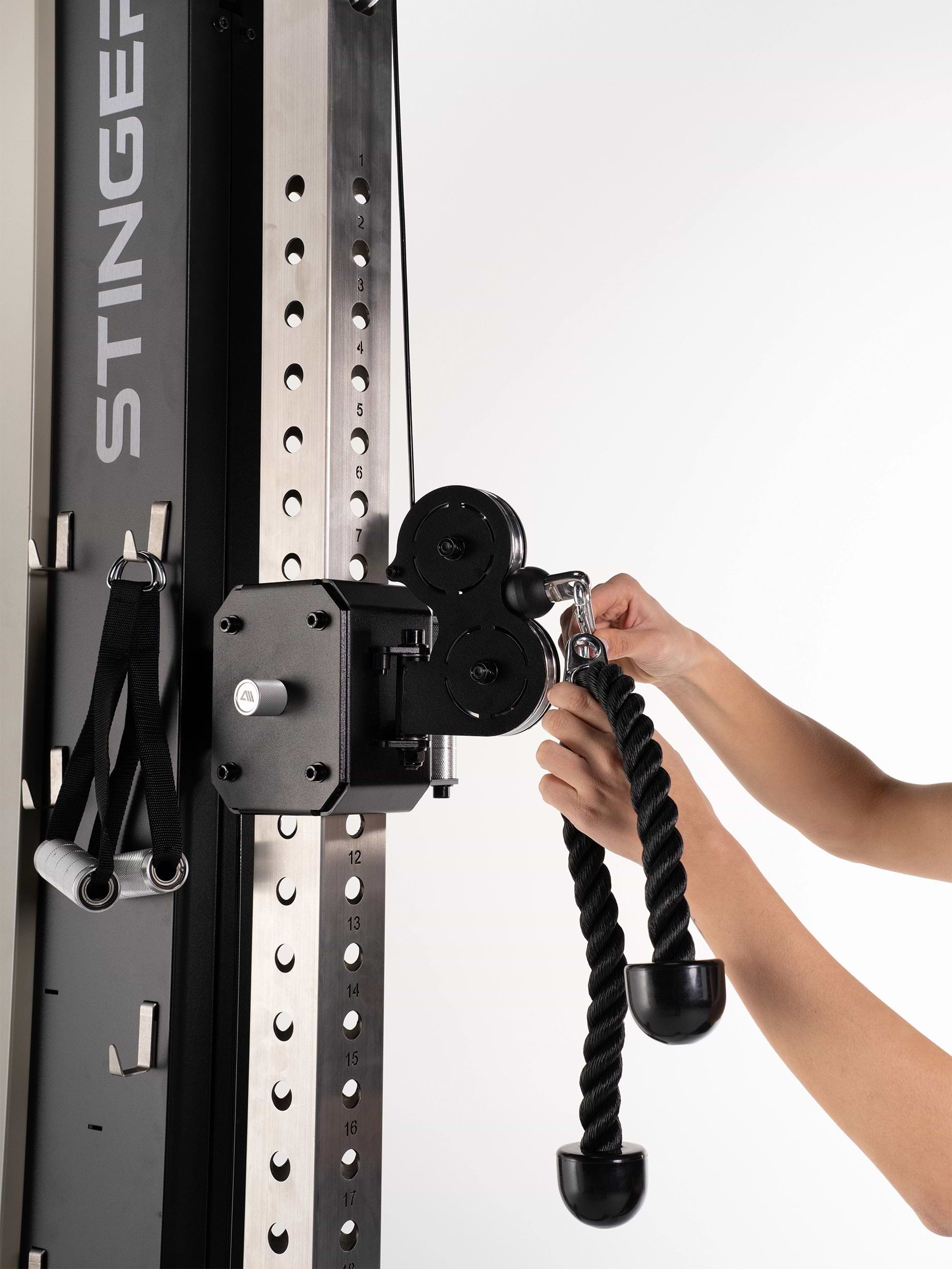 Atletica Stinger Kabelzugturm mit Trizeps Seil