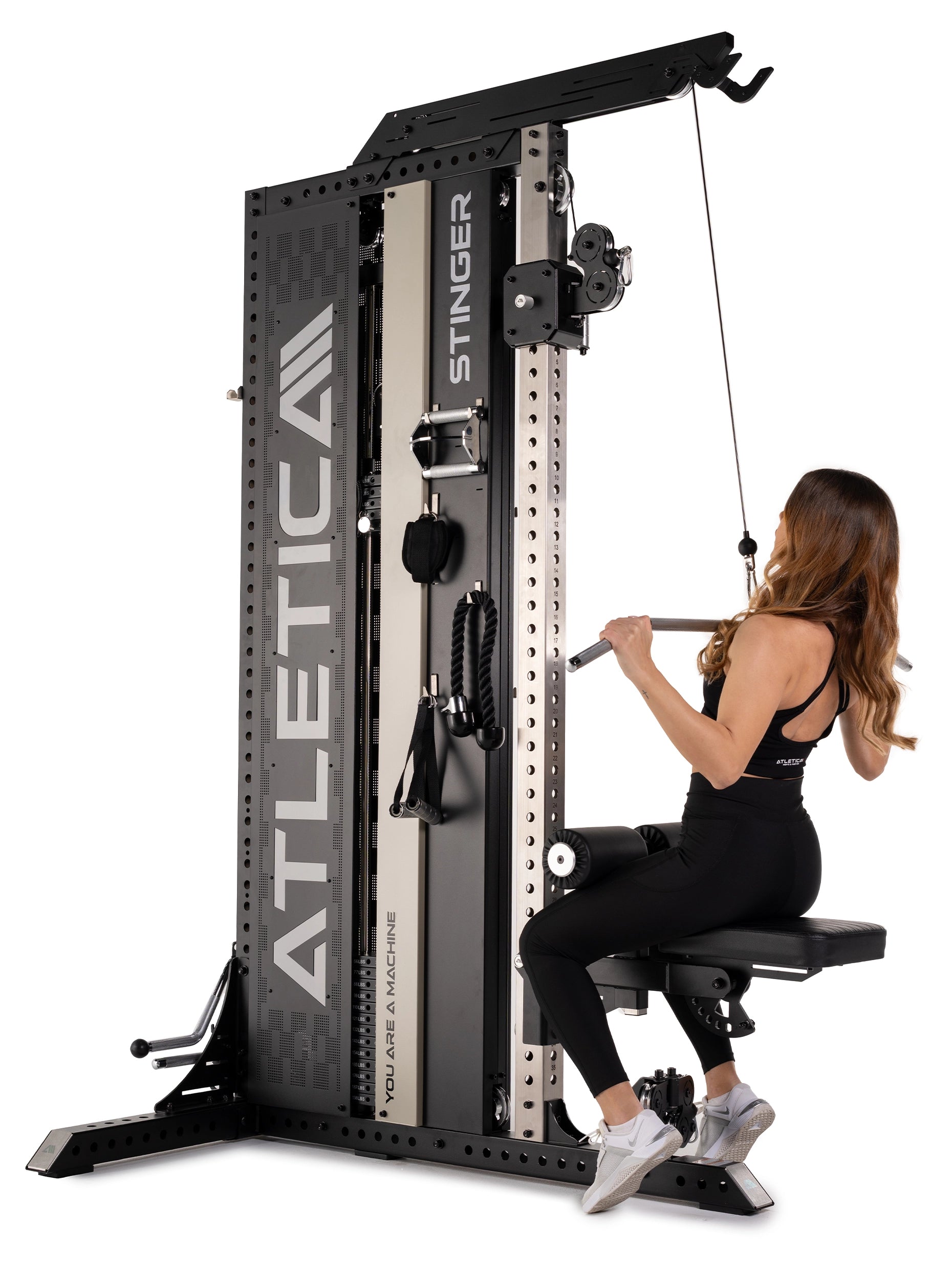 Lat Pulldown an der Stinger Kabelzugturm