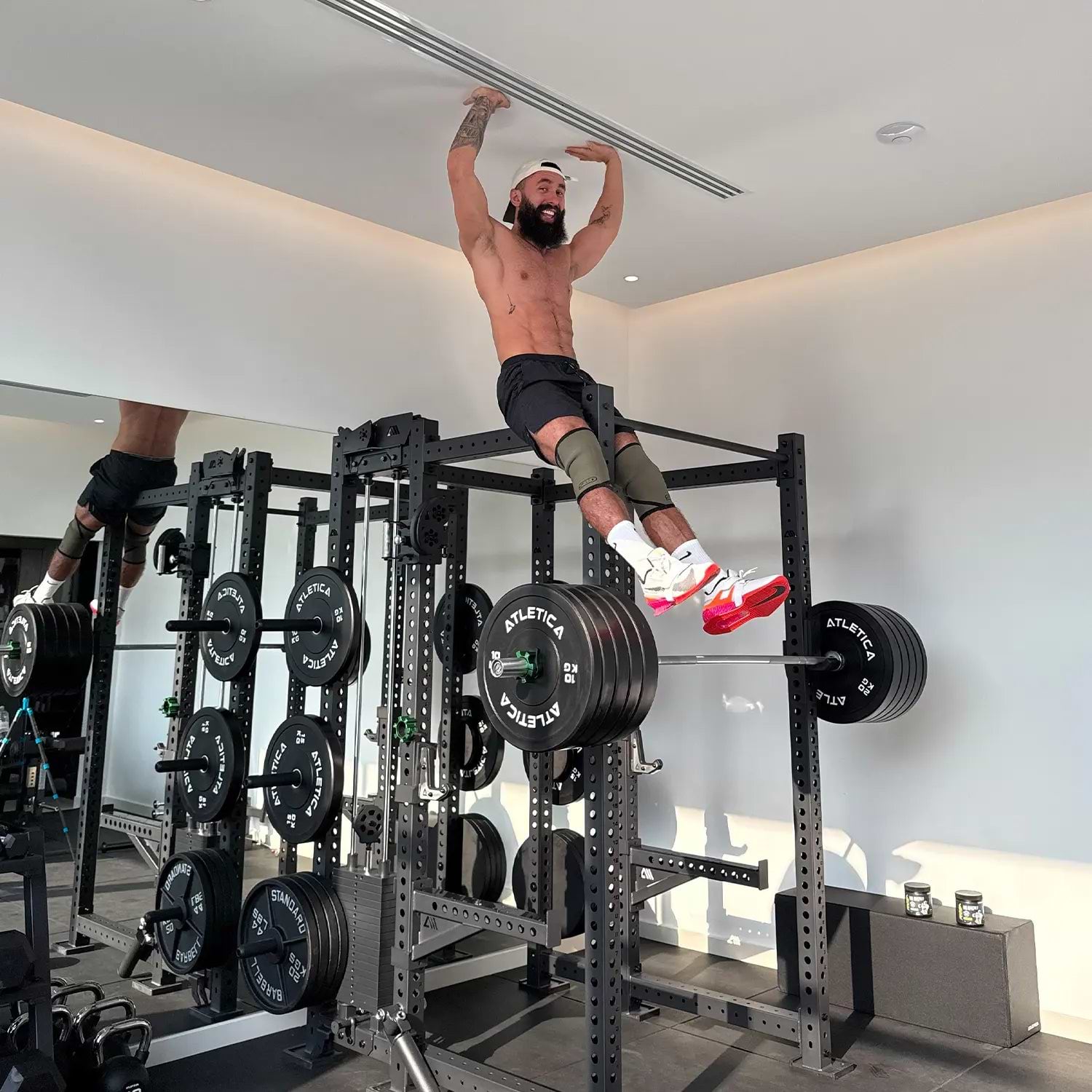 Atletica Athleten: Vladimir Schmondenko Anatoly auf seinem Atletica R8 Power Rack