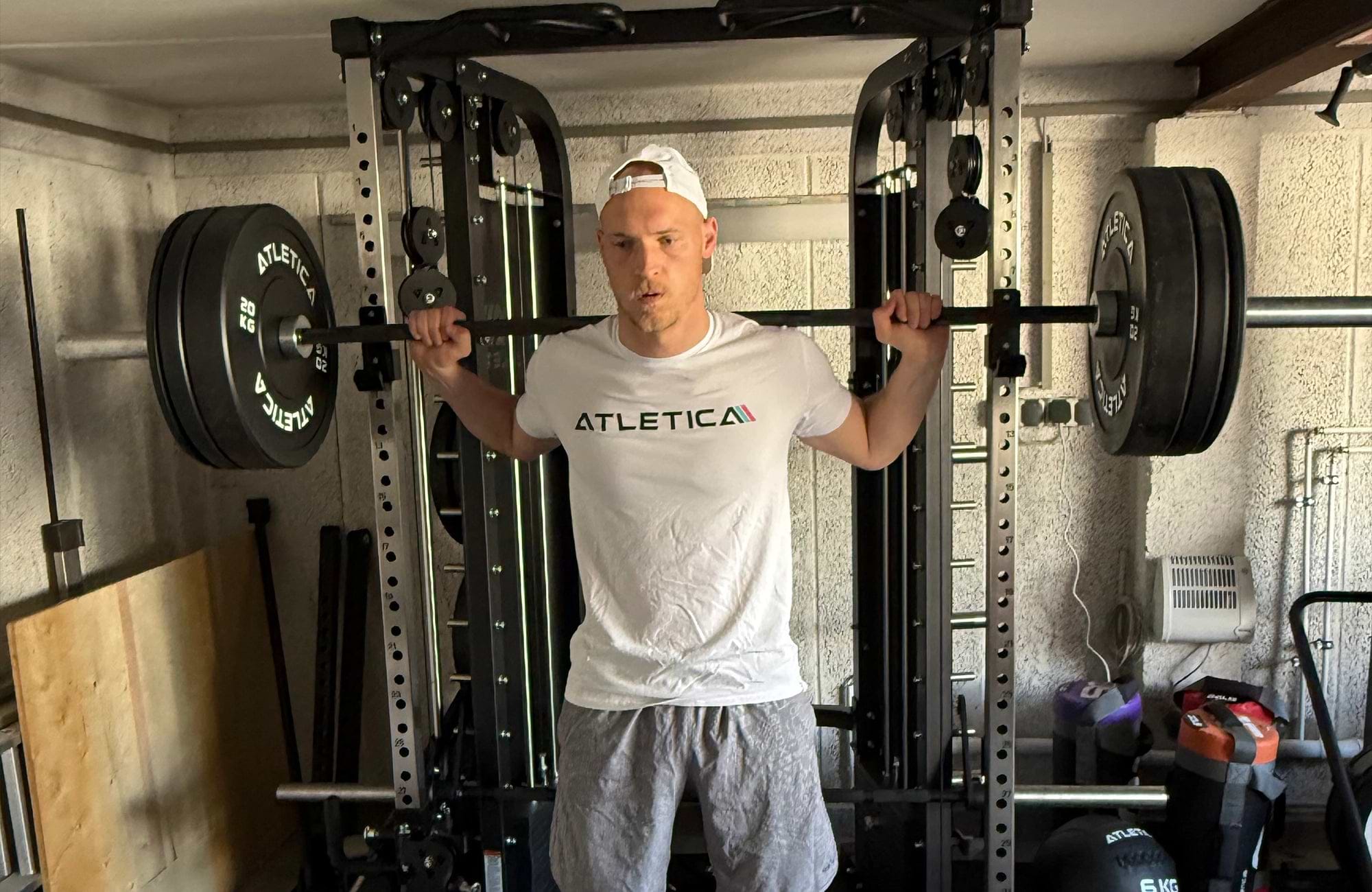 Atletica Athleten: Niklas Lomb Hantelkniebeuge an der Kraftstation im Home Gym