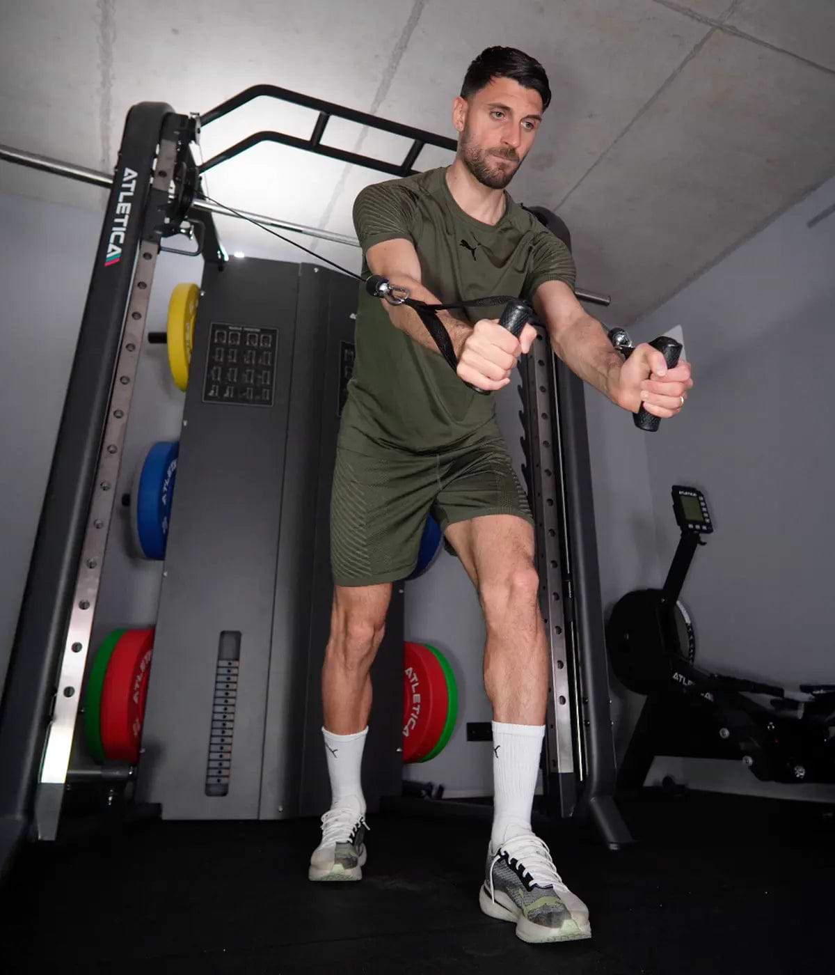 Atletica Athleten: Vincenzo Grifo Home Gym Training an der Darkstar Multipresse