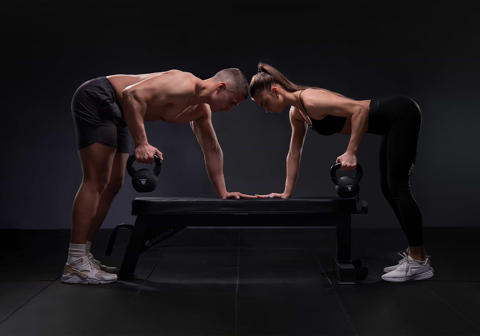 Workout mit Kettlebells im Fitnessstudio