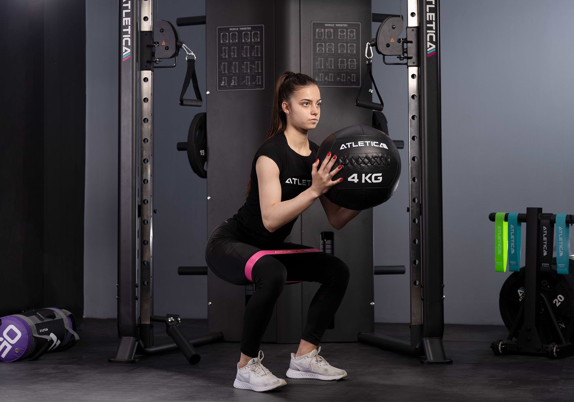 Kniebeuge mit Widerstandband und Wallball