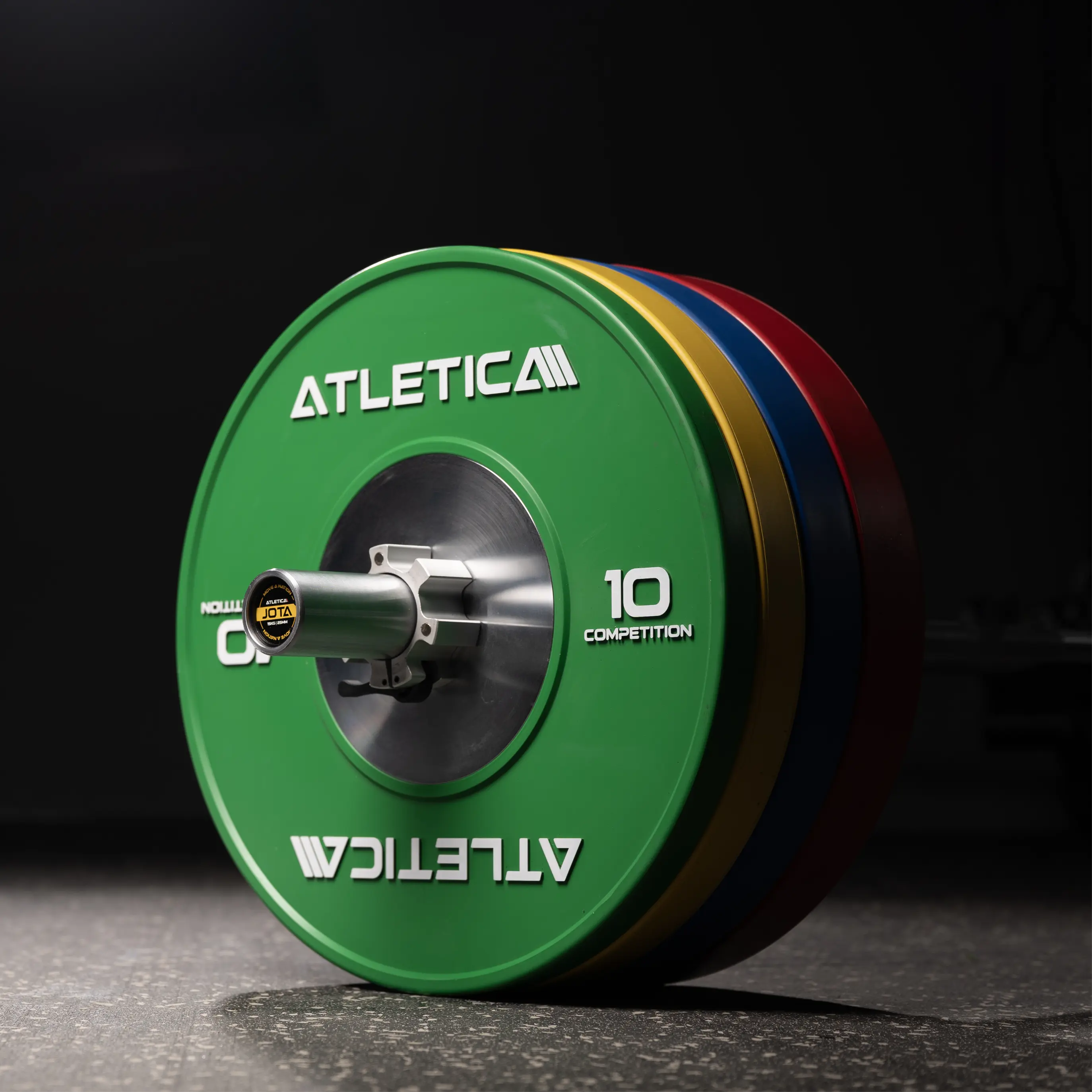Competition Bumper Plates auf der Jota Langhantel von Atletica