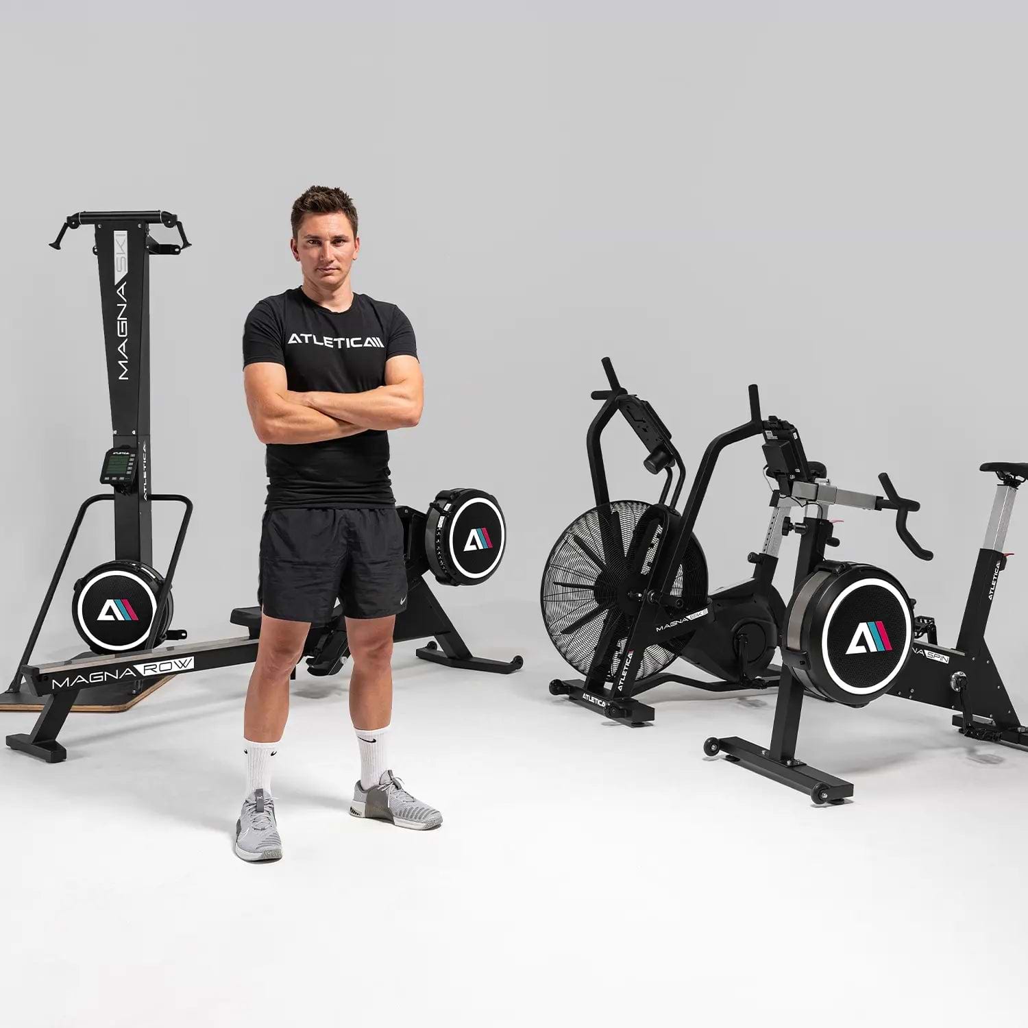 Lucas Liss mit den Fitnessgeräten von Atletica aus der Cardio Magna Serie