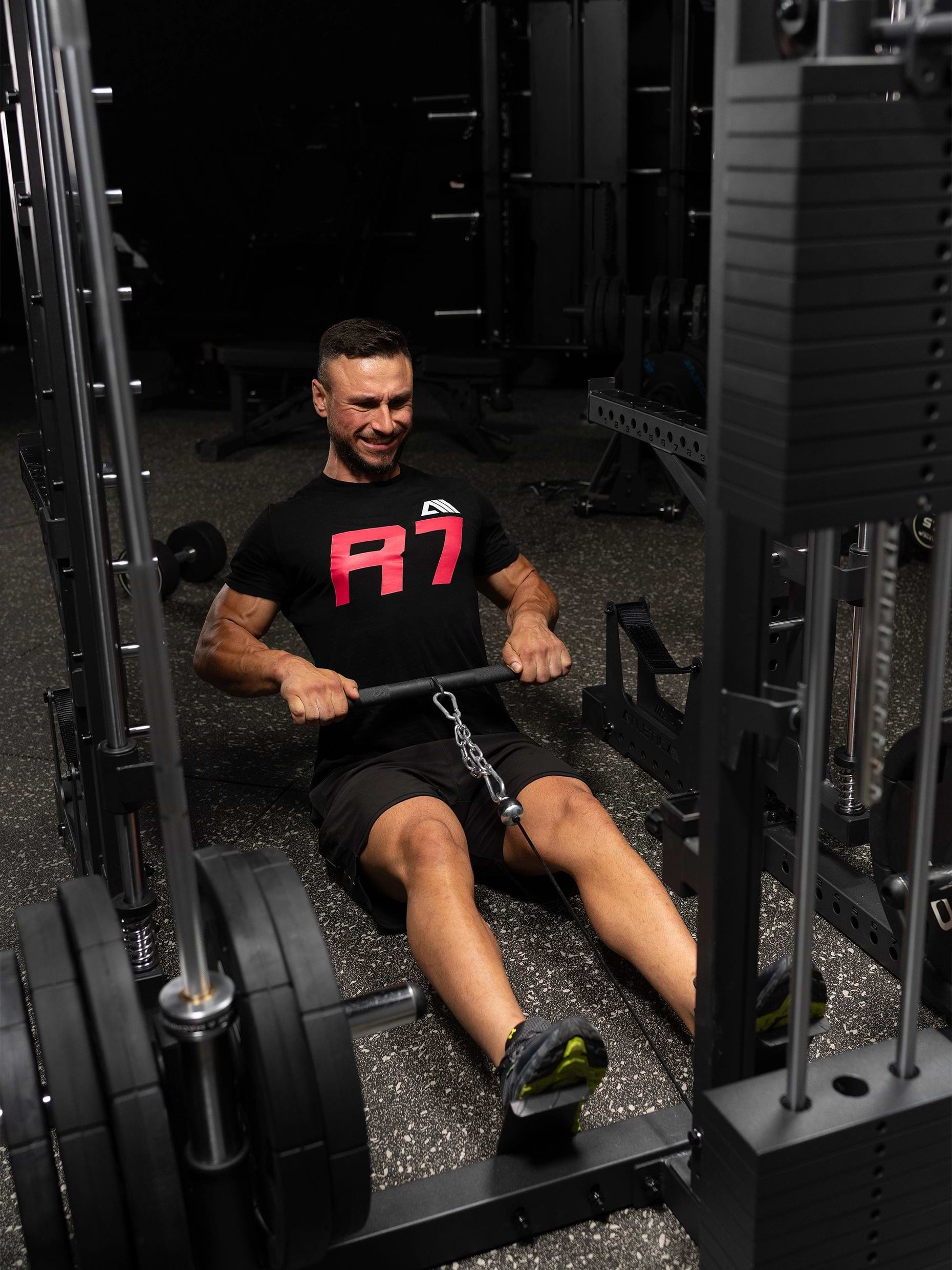 Kabelroeien aan het R7 Nemesis Squat Rack