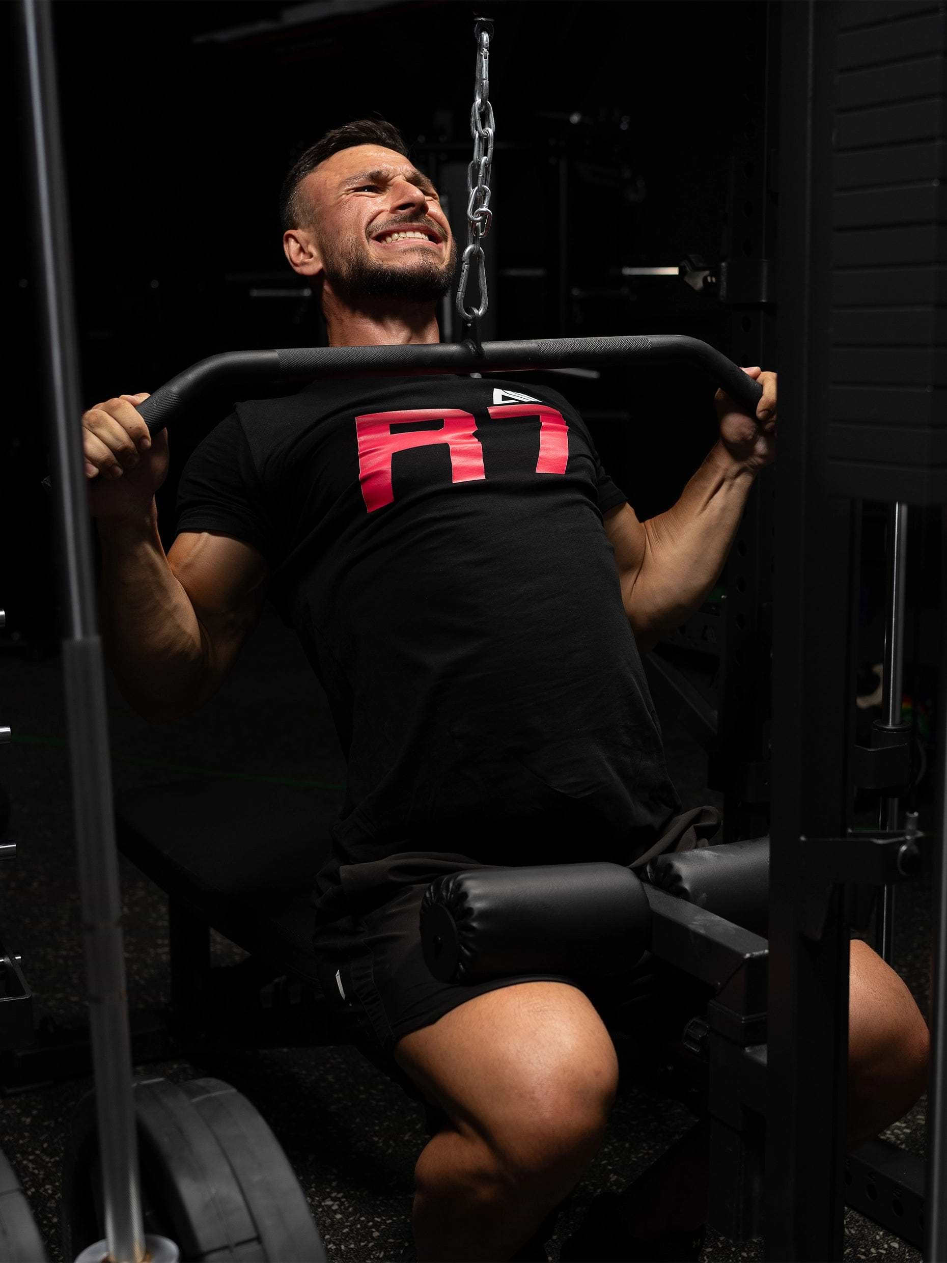 Lat pulldown - latissimus naar de borst aan het Squat Rack R7 Nemesis
