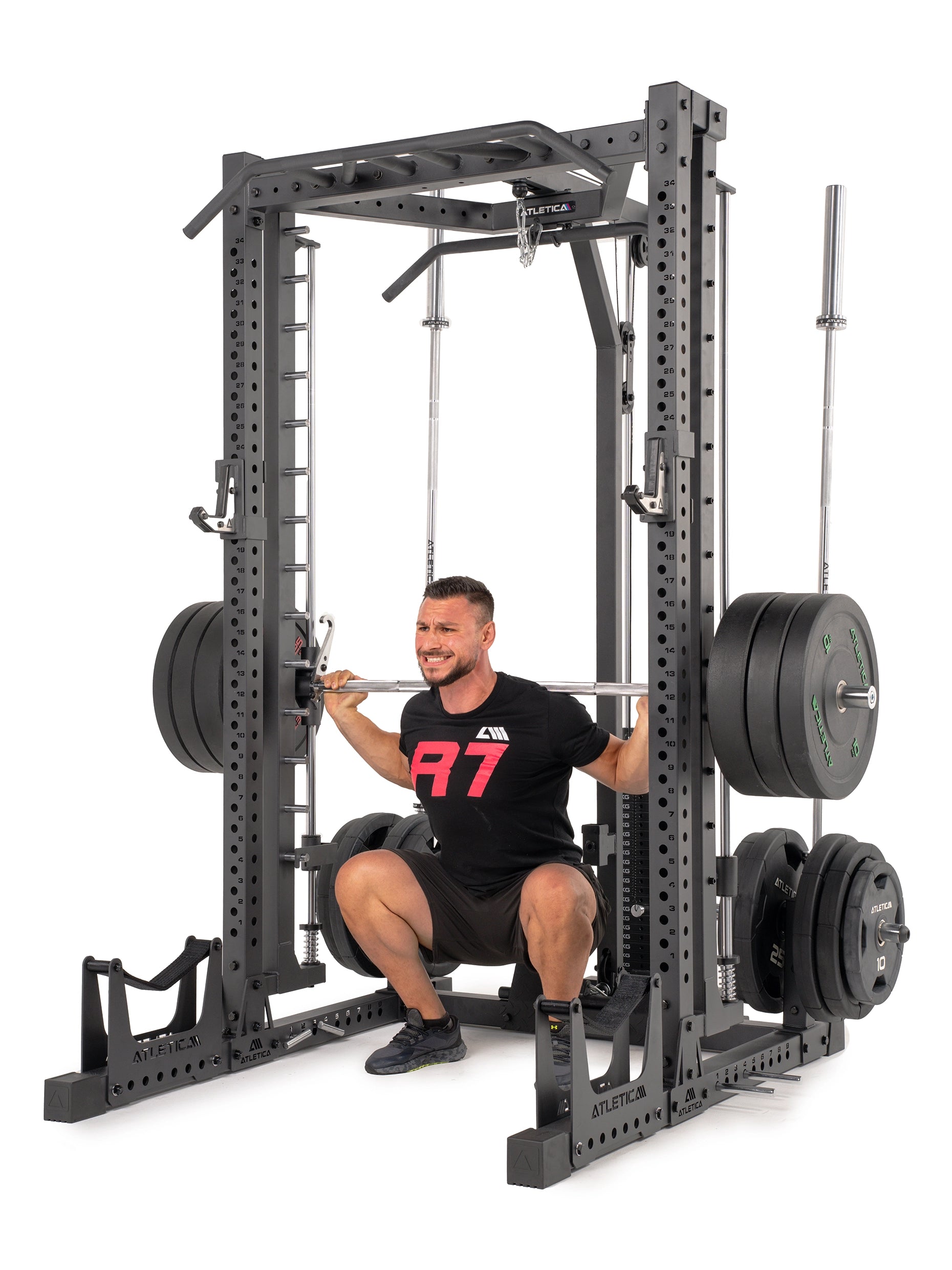 Squat aan de Smith Machine van het R7 Nemesis Squat Rack