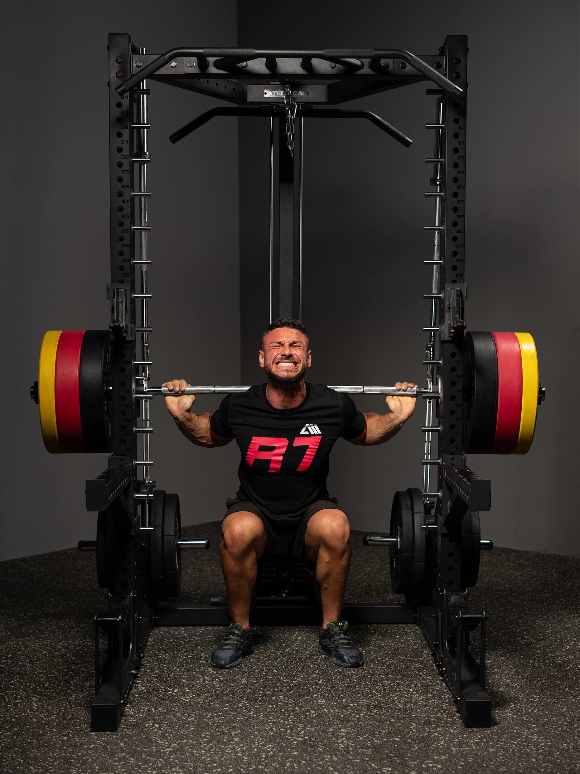 Squat Rack mit Multipresse R7 Nemesis: Back Squat mit Color Bumper Plates