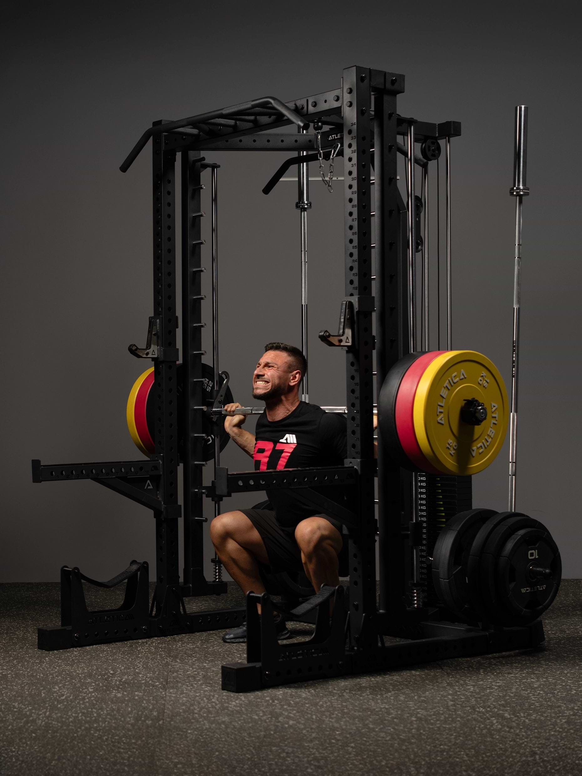 R7 Nemesis Squat Rack mit Steckgewichten: Back Squat an der Multipresse