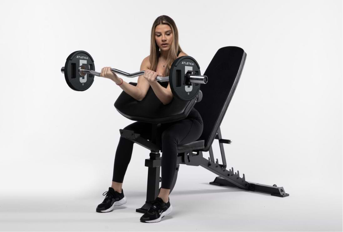 Gripper Plates Pro: Armtraining mit der Curlstange auf der Hantelbank