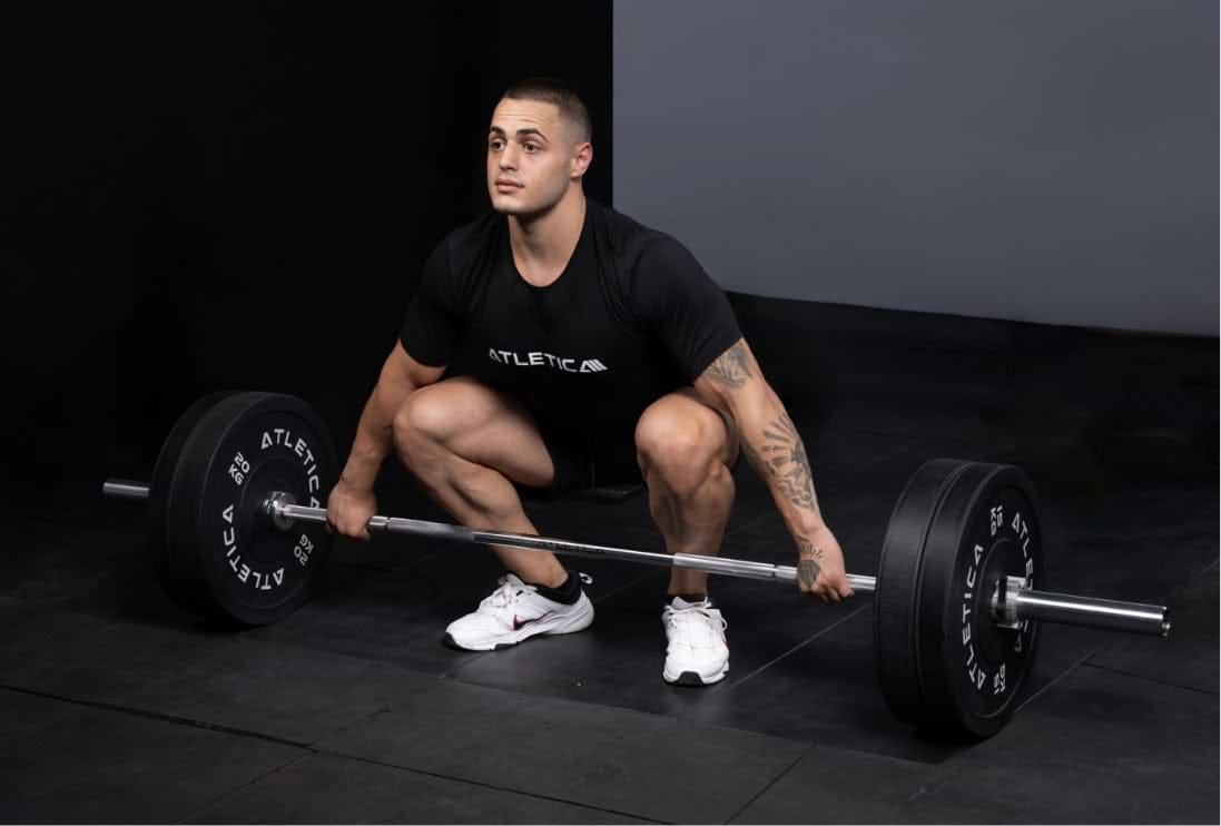 Karlos Nasar beim Gewichtstraining mit den Bumper Plates und der Langhantel von Atletica