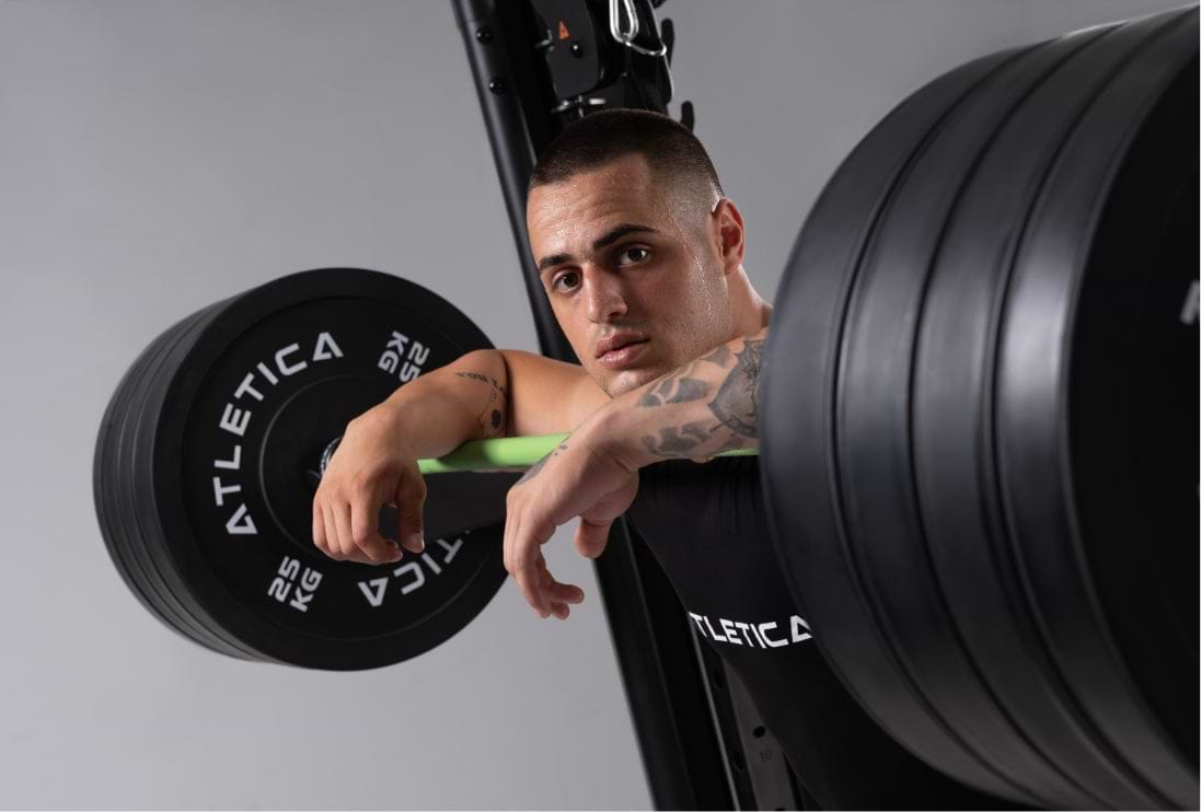 Karlos Nasar beim Gewichtstraining mit der Atletica Langhantel und Bumper Plates