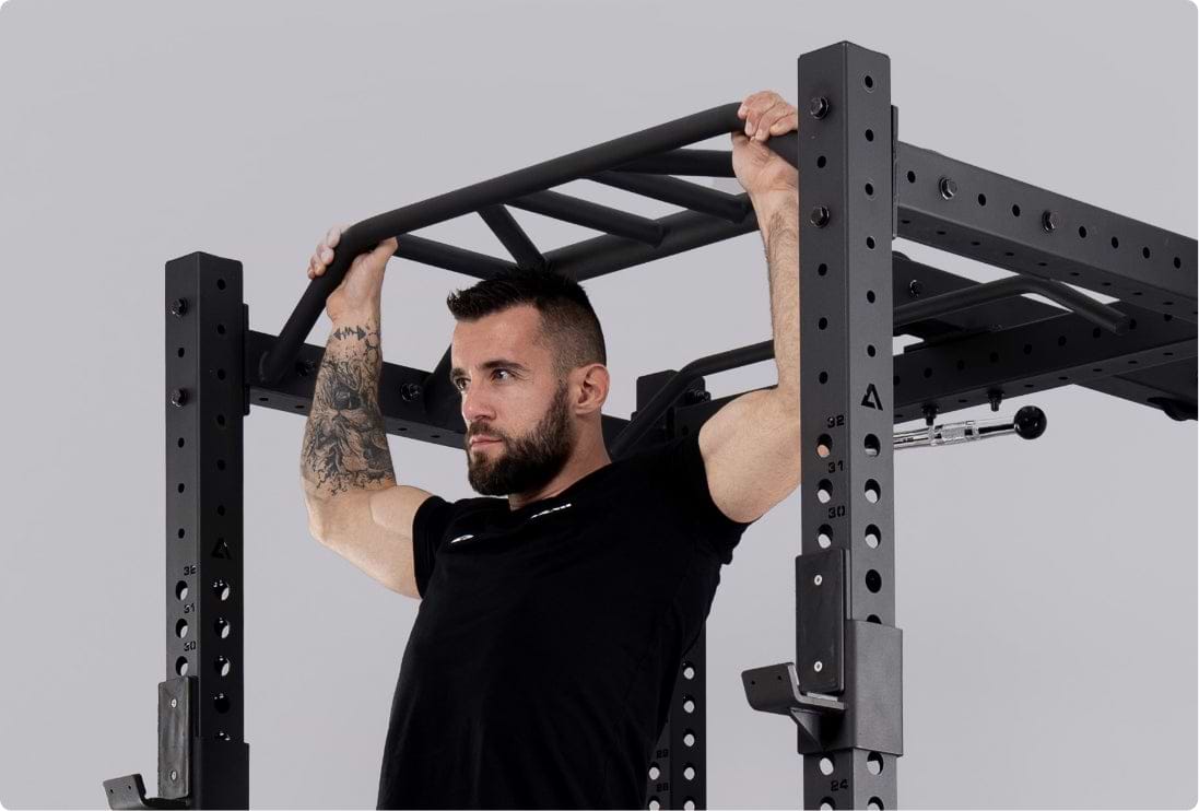 Power Rack R8 Blackhawk: Klimmzüge an der Multi-Grip Klimmzugstange