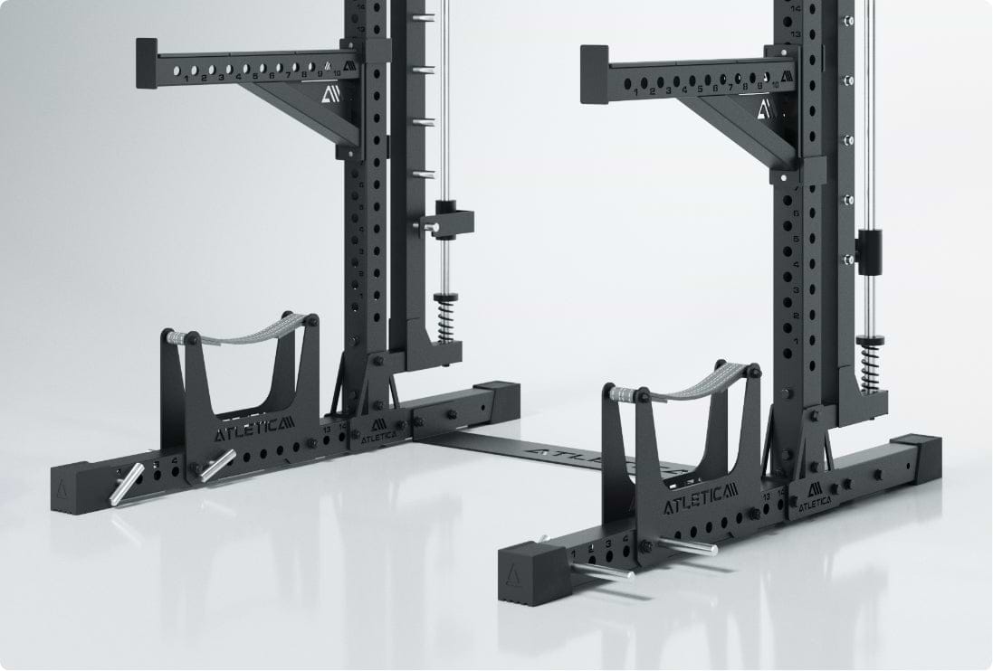 Squat Rack R7 Saber: Hohes Eigengewicht und versetzte Beine verhindern Kippen; modular erweiterbar mit Deadlift Station