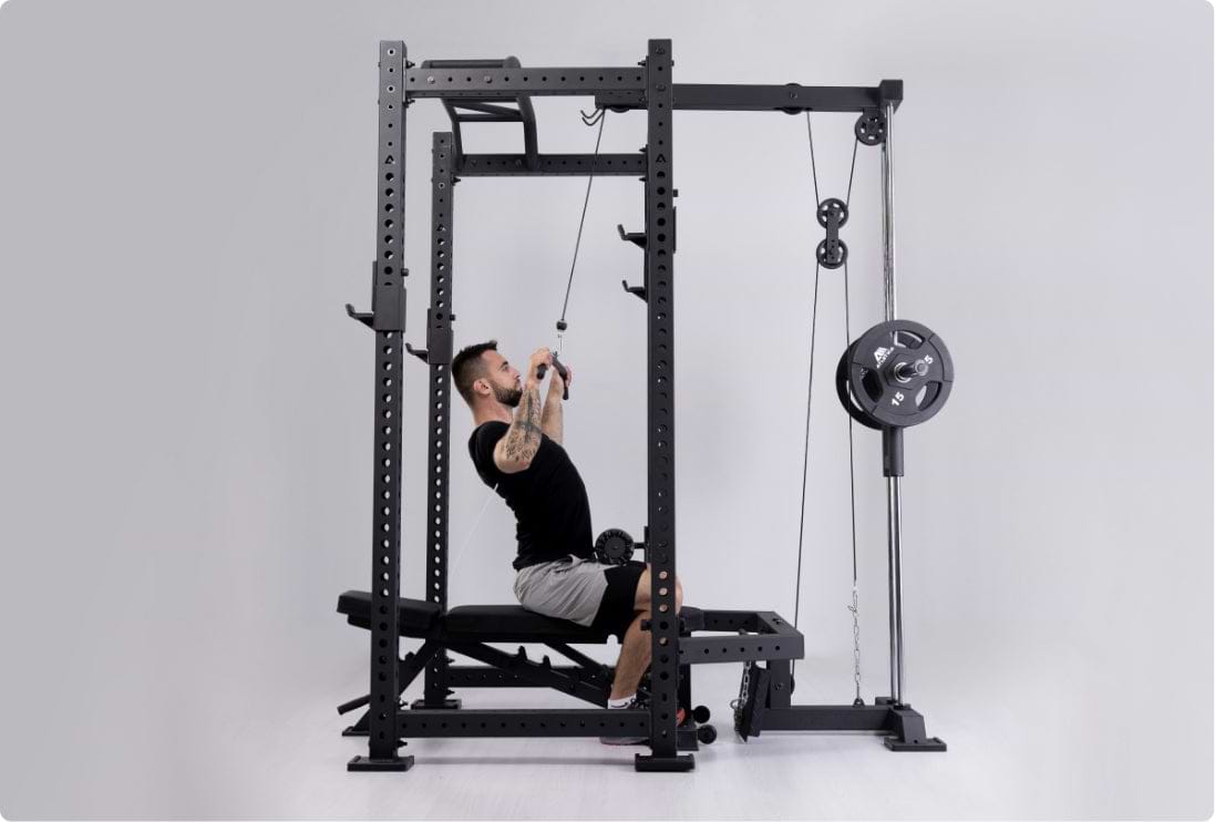 R8 Blackhawk Trainingsvielfalt am Power Rack, Lat Pulldowns auf der Hantelbank