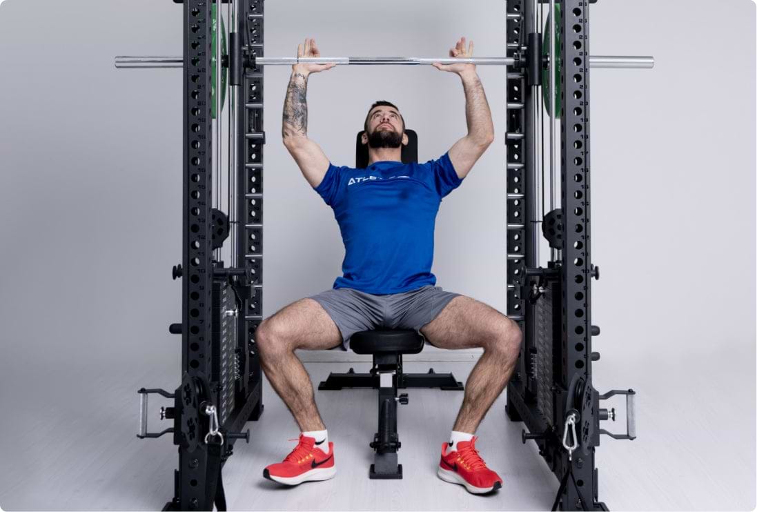 R8 Bradley Power Rack: Komplette Durchgängigkeit ermöglicht flexible Positionierung einer Hantelbank und Integration mit R8 Smith Machine