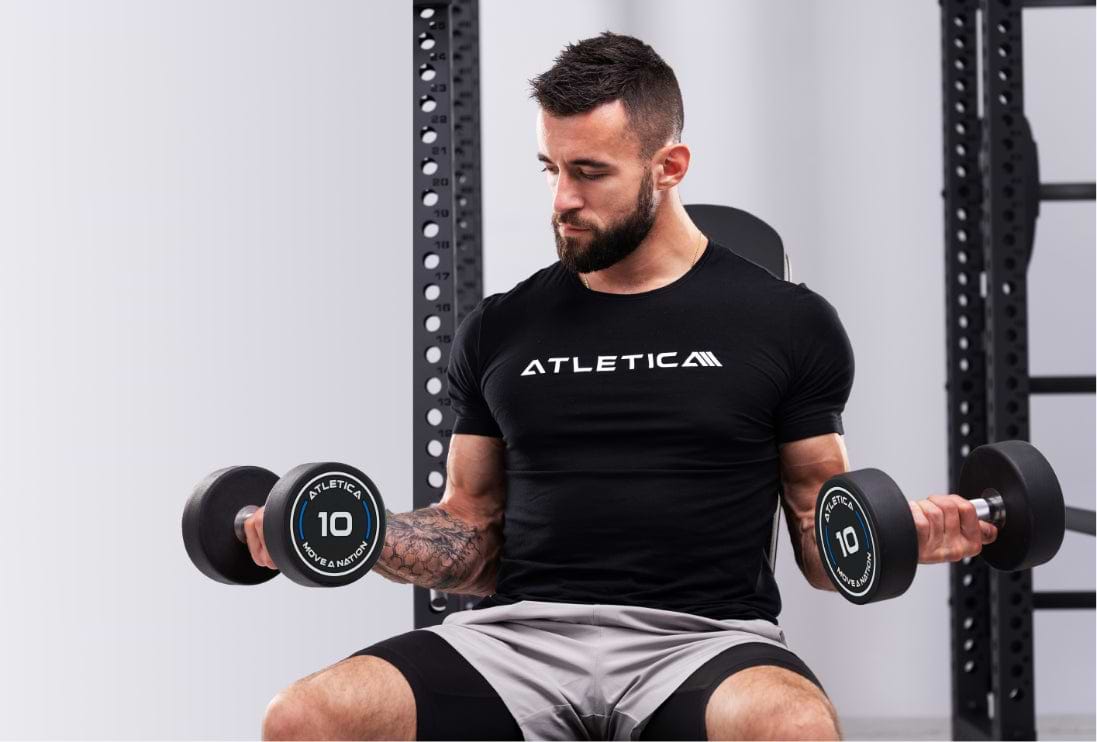 Armtraining auf der Hantelbank mit den Rundhanteln Pro von Atletica